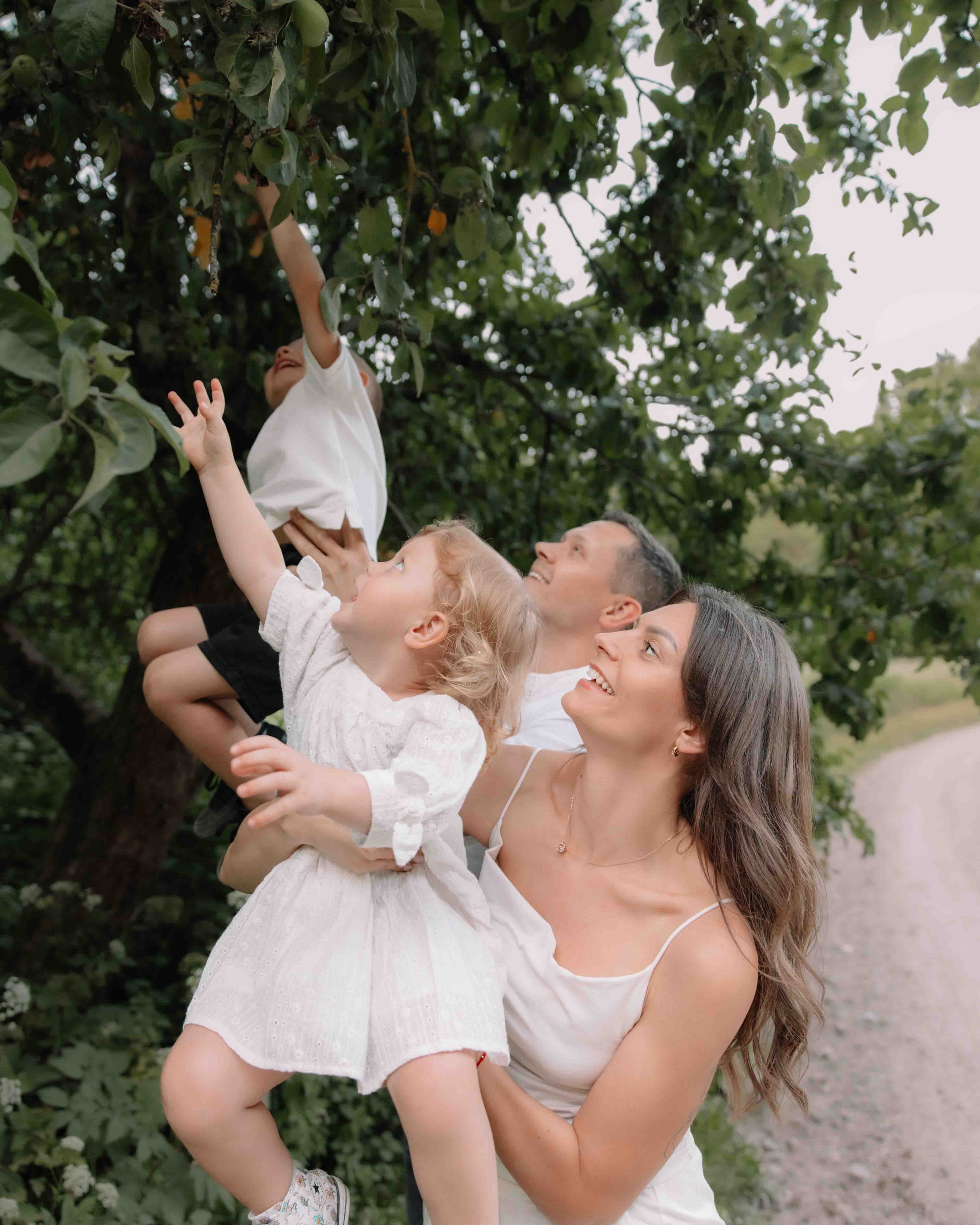 Šeimos fotosesija Vilniuje — namie, gamtoje, studijoje. Framed by Evelina | Vestuvių fotografė