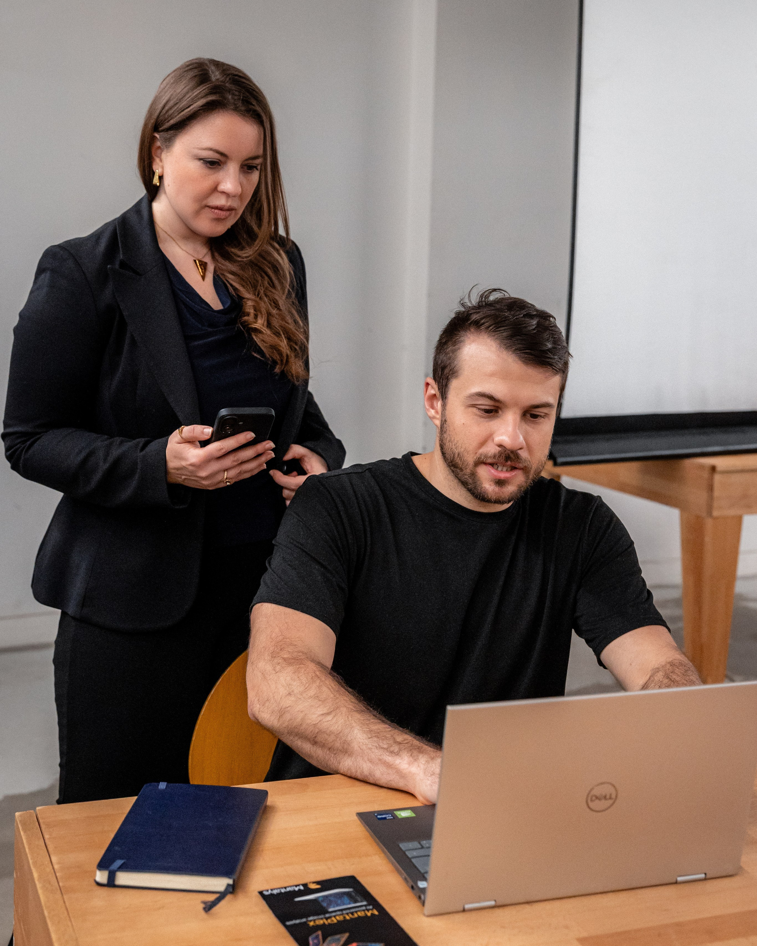 two professionals working together at a table during a corporate photography session in Toulouse