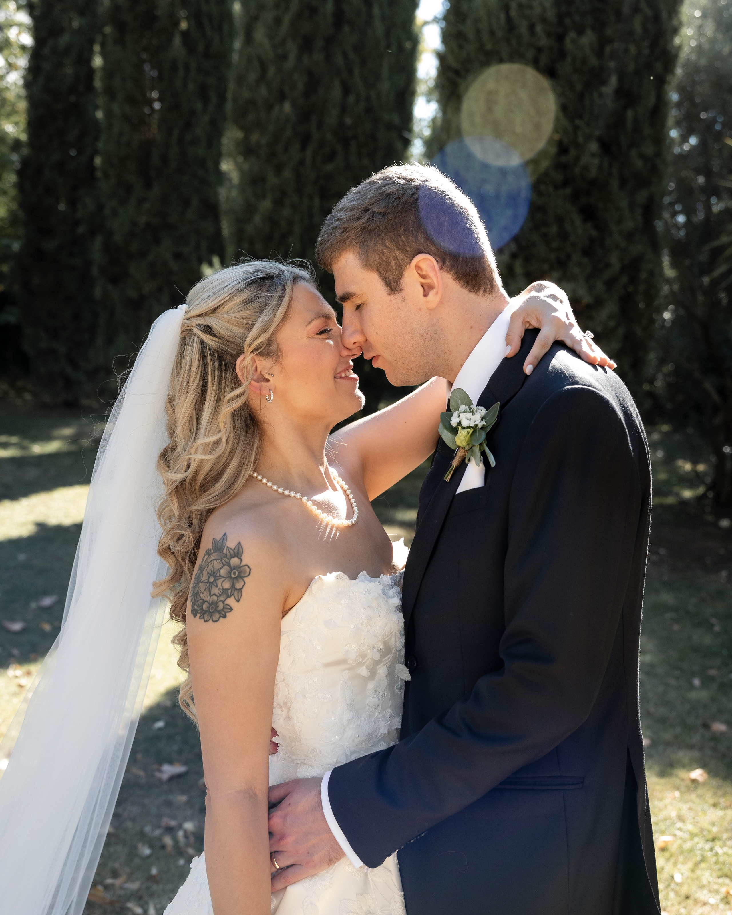 Portrait romantique des mariés au Château Rieutort, entourés de cyprès, mariage de destination en FranceL