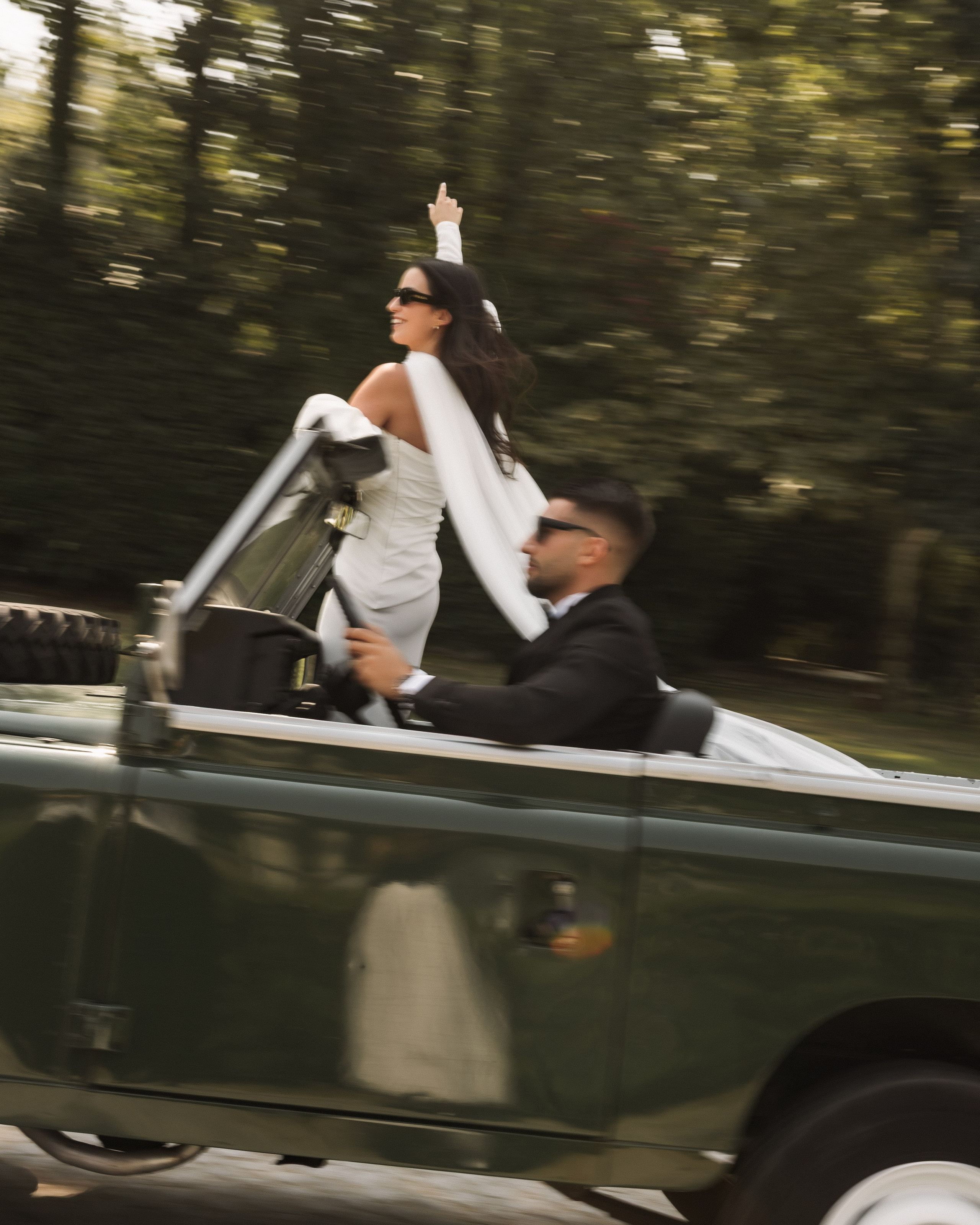 Noivos num carro descapotável durante o dia do casamento