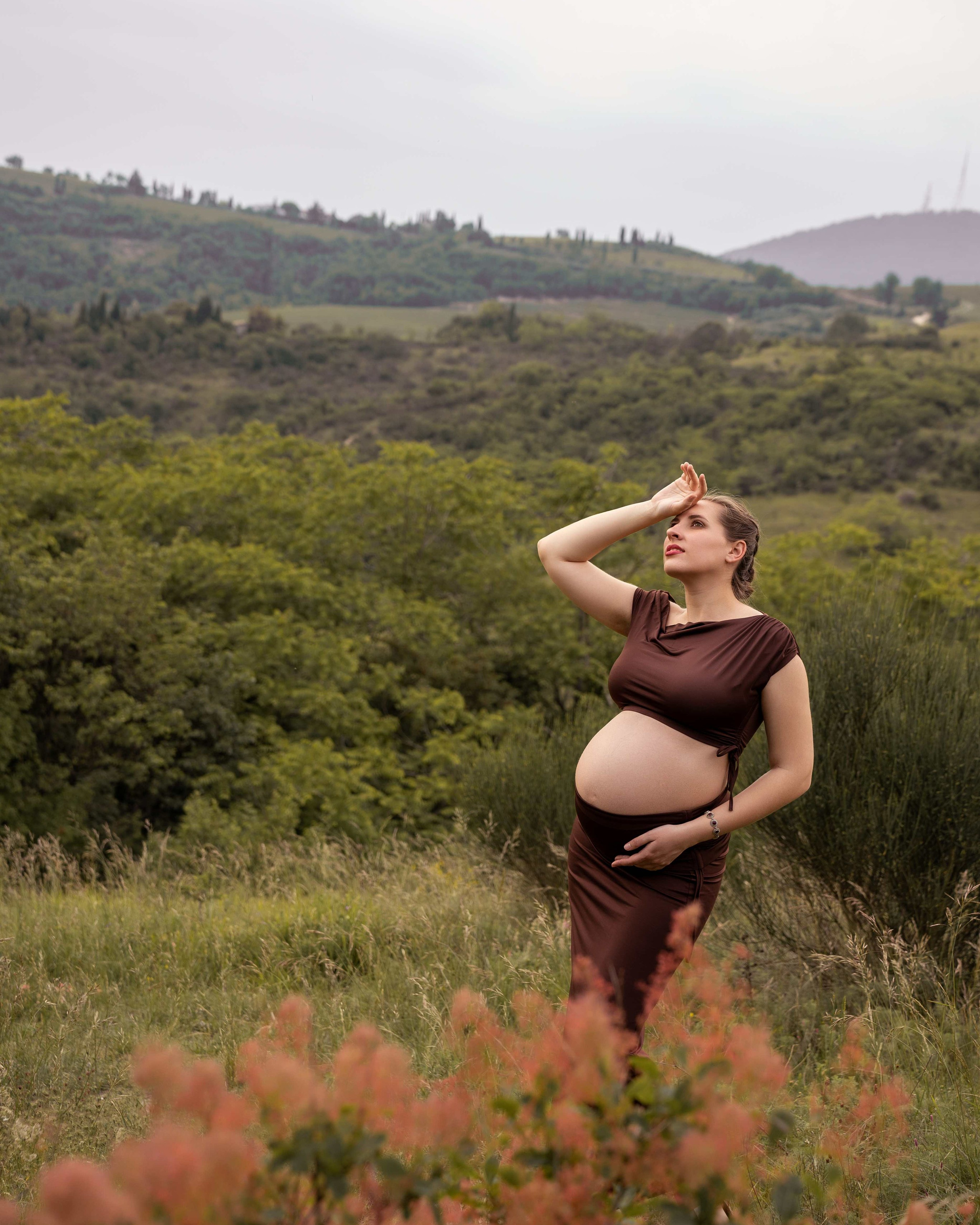 Servizio fotografico maternity al tramonto nei Colli Euganei con futura mamma in abito marrone elegante
