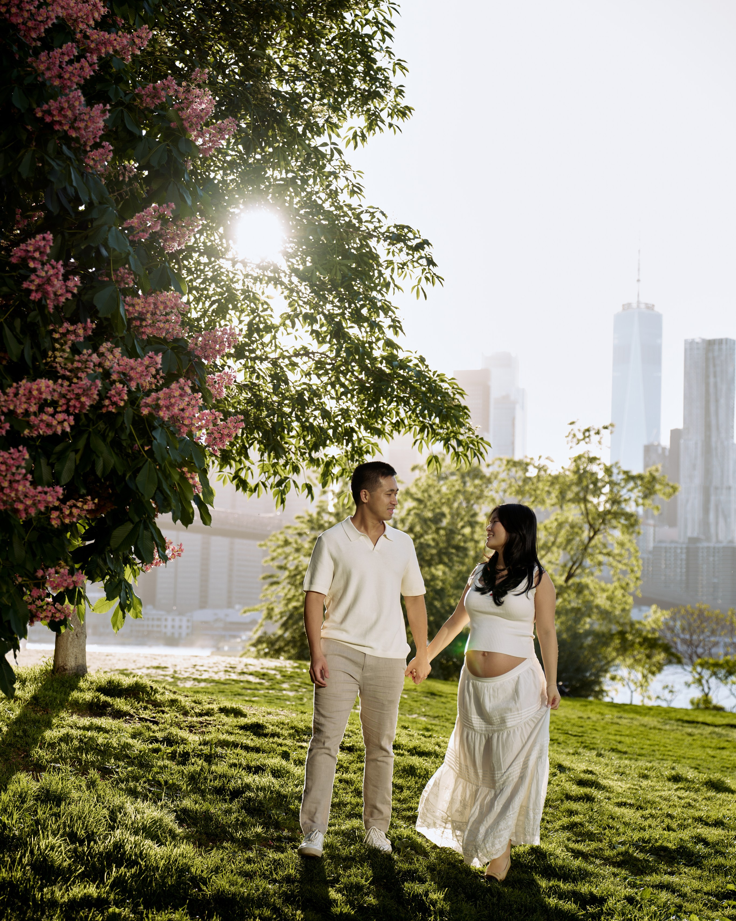 Sunset maternity session by the Brooklyn Bridge
