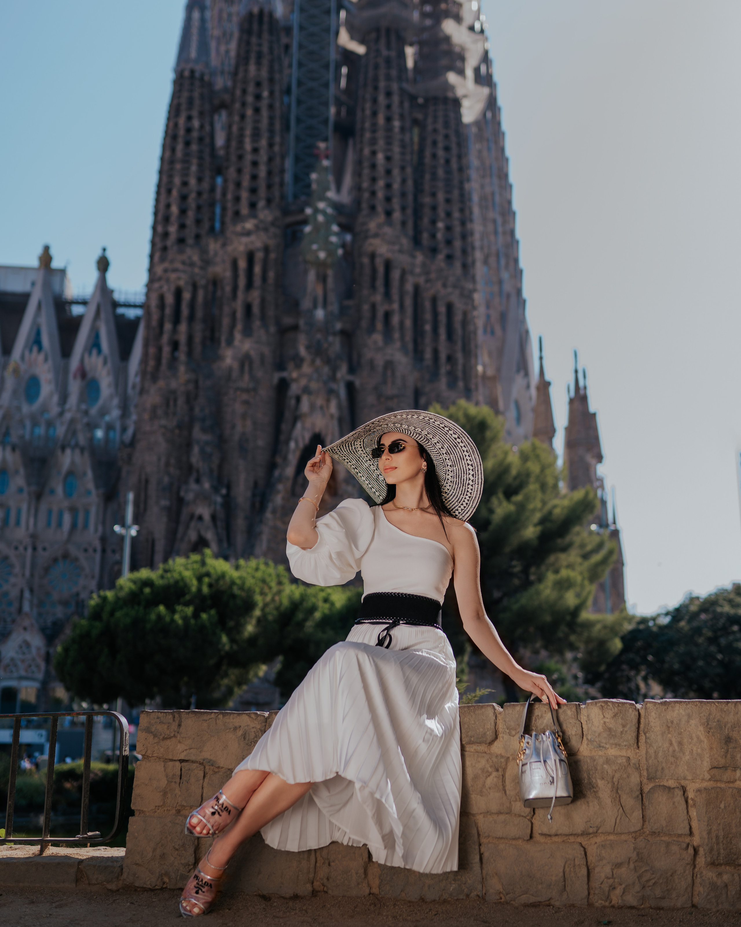 Free Barcelona Photo Guide. DiaFoto — Wow Photographer in Barcelona | Premium Barcelona Photoshoot Experience