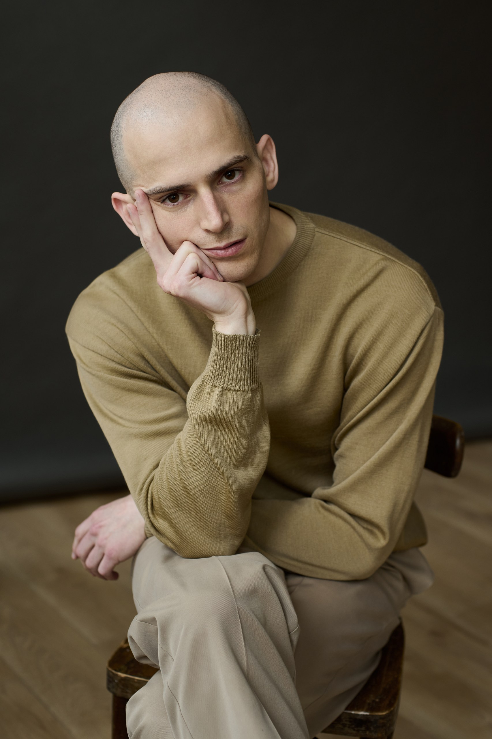 Portrait of Guillermo Arribas, an actor. Seated on a chair, with a pose inspired by Vladimir Mayakovsky, in daily light studio in Amsterdam