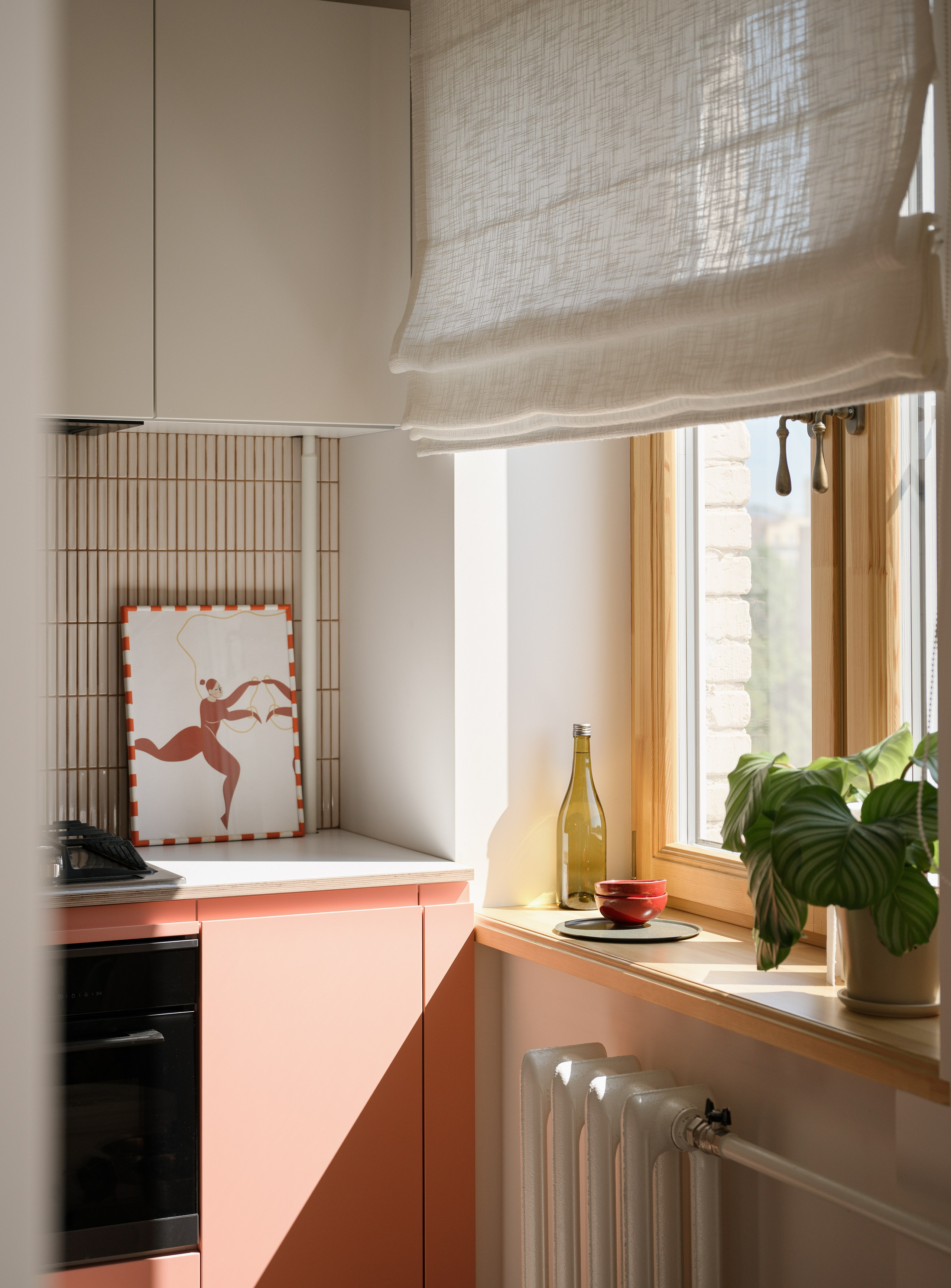 Солнце в дереве: теплый ретро-интерьер на 45 метрах