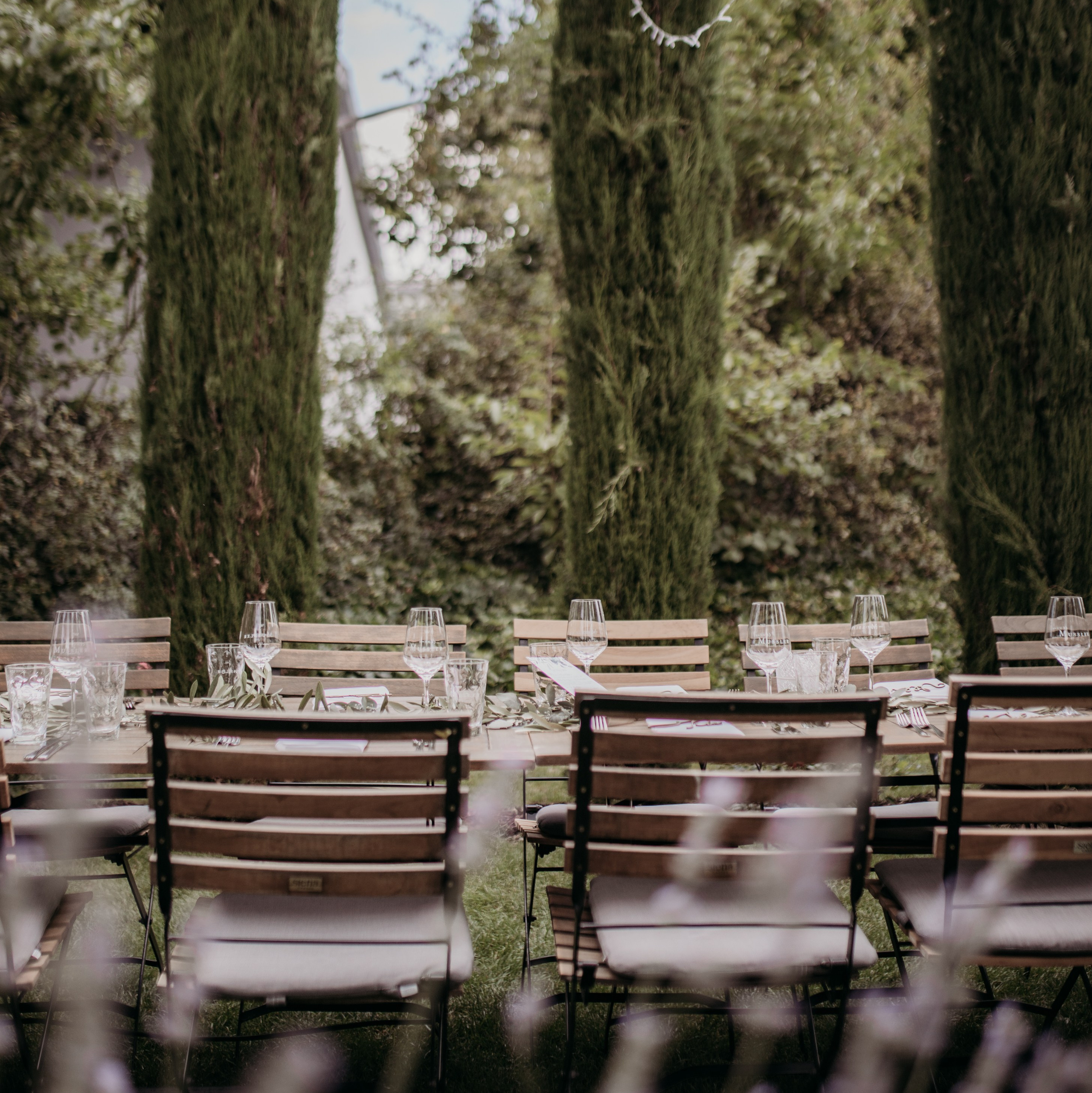 Glücklicher Auszug aus dem Weingut Mussler bei Frankfurt am Main – authentische Hochzeitsfotos mit natürlichem Licht