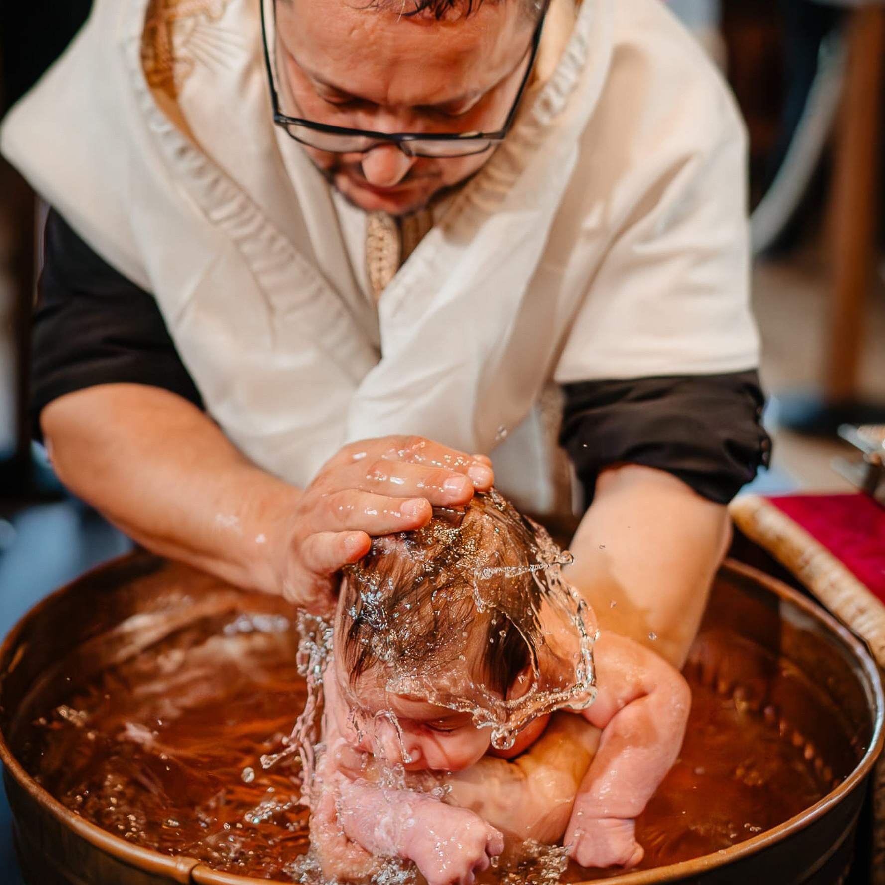 FOTOGRAF DE BOTEZ LONDRA CHRISTENING PHOTOGRAPHER LONDON BAPTISM NIGHT LENS BEST PHOTOGRAPHER