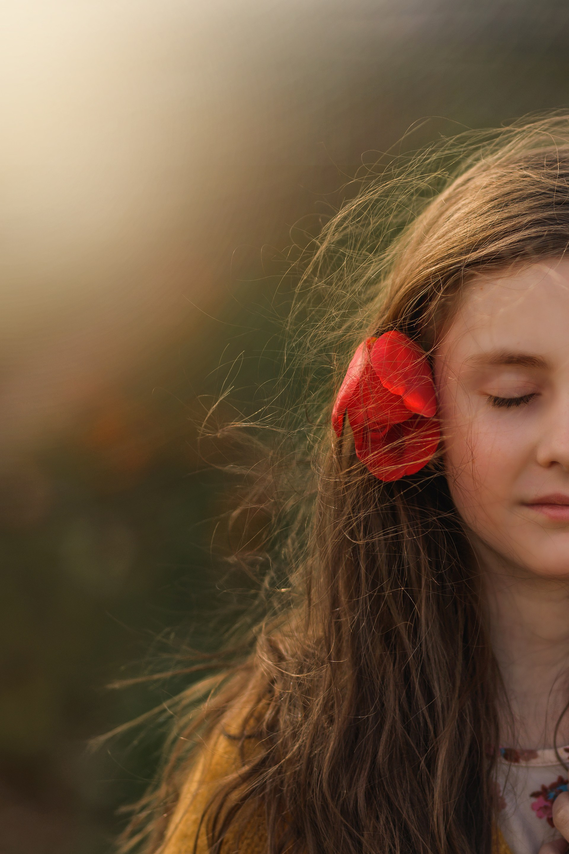 Sanftes und verträumtes Kinderportrait – emotionale Tiefe und innere Ruhe in einer kunstvollen, minimalistischen Inszenierung.