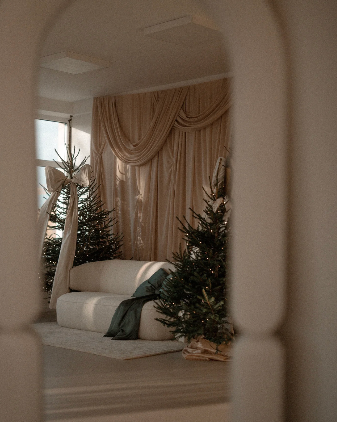 Cozy Vilnius Christmas Photoshoot: Studio, Home or Outdoor. Framed by Evelina | Destination Wedding Photographer from Lithuania | Europe