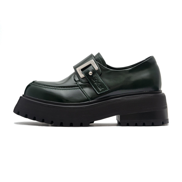 Mocasin verde de piel con hebilla, vista de tres cuartos