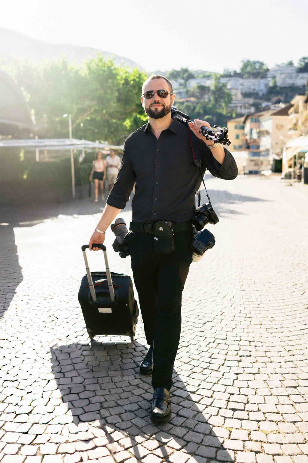 hochzeitsfotograf im schwarzen hemd bei der arbeit auf einer destination wedding in italien