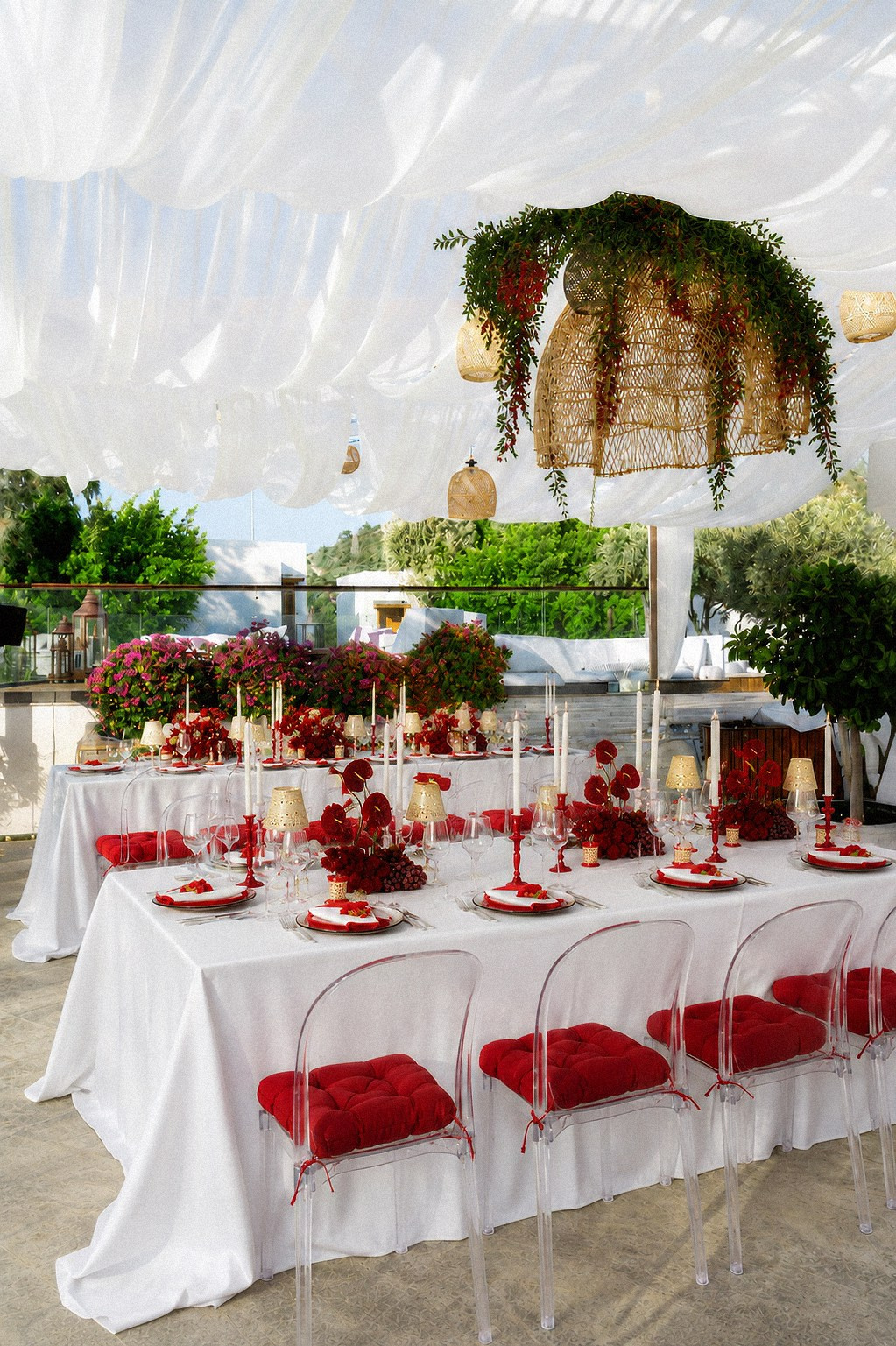 Luxury seaside wedding inspiration at Susona Bodrum with contemporary red floral styling