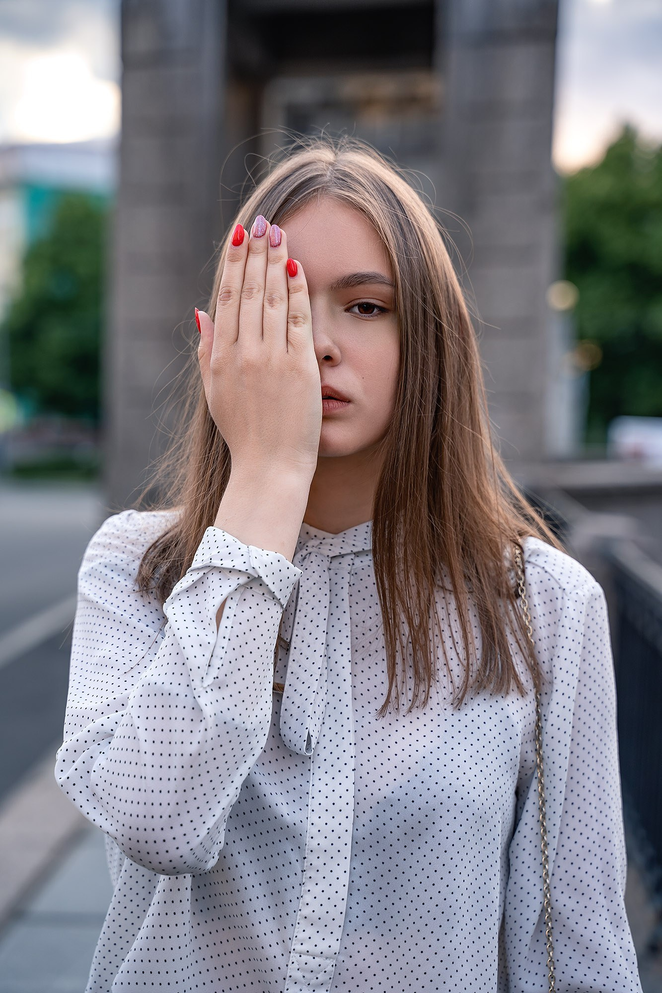 Portrait of a young woman on a bridge outdoors – natural light photo session
