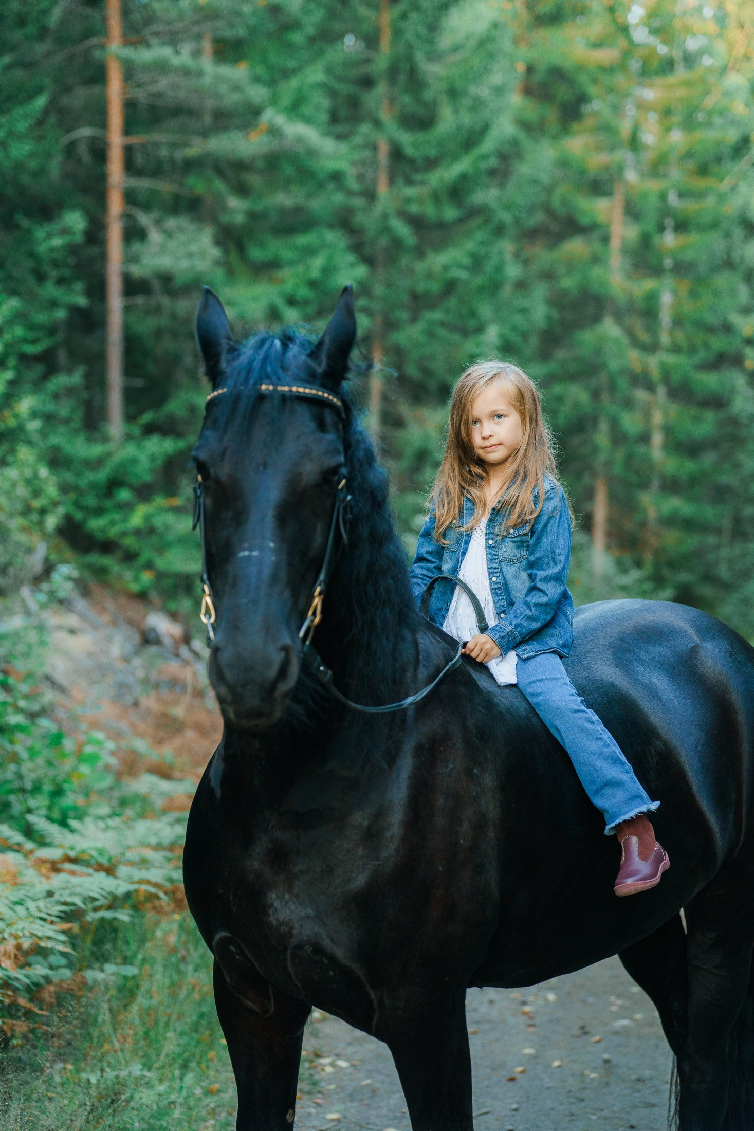 Lapsikuvaus hevosen kanssa