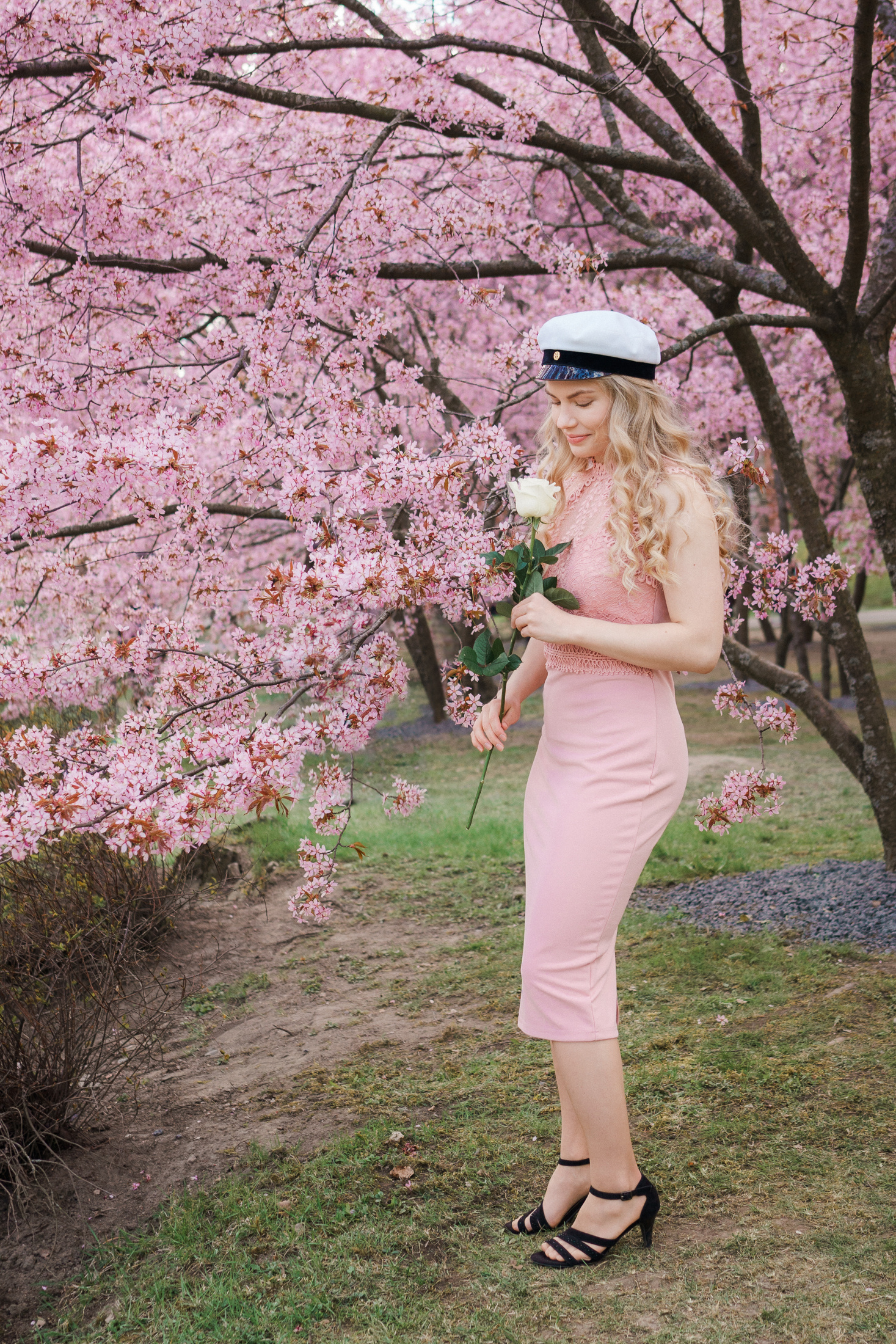 Valmistujais- ja rippikuvaus kirsikkapuistossa