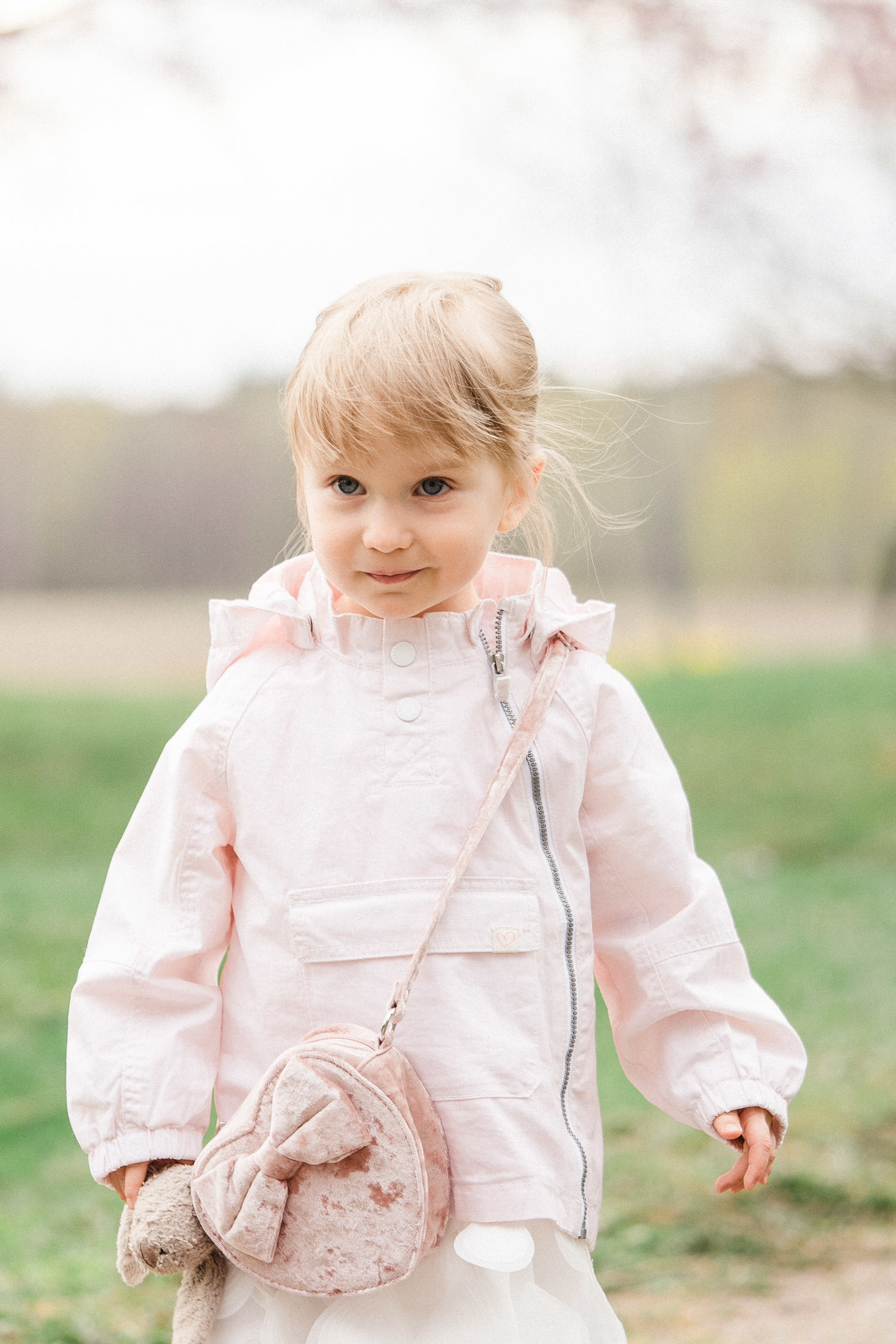 Perhekuvaus Helsingin kirsikkapuistossa