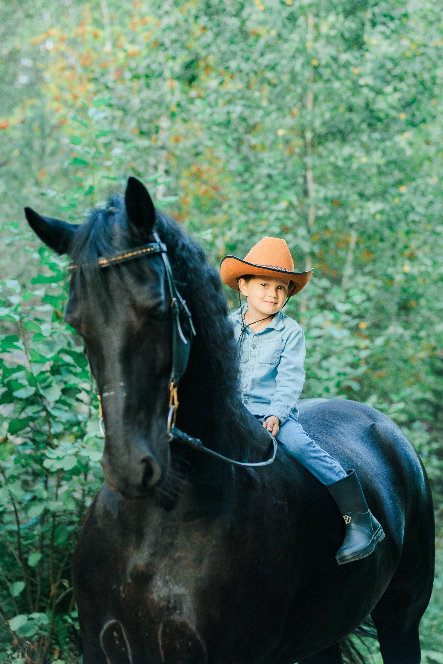 Lapsikuvaus hevosen kanssa
