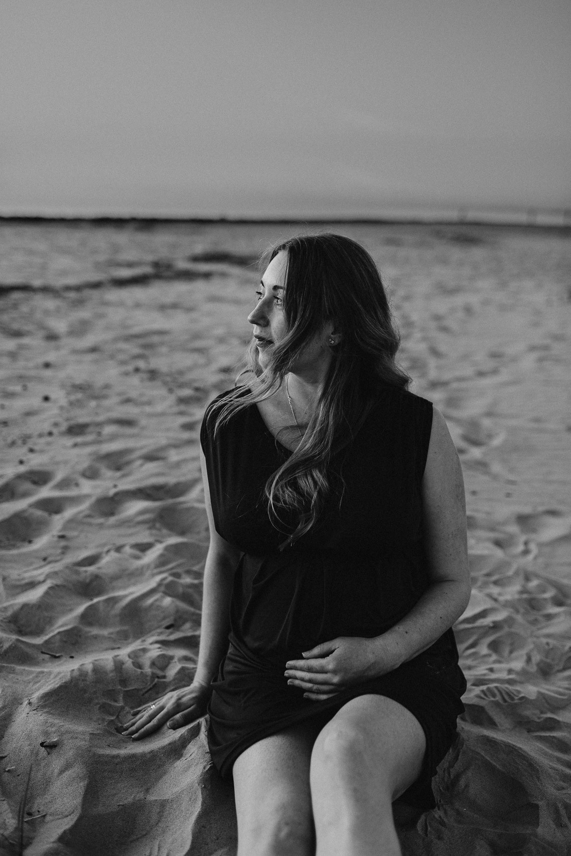 Gaidību fotosesija pie jūras saulrietā