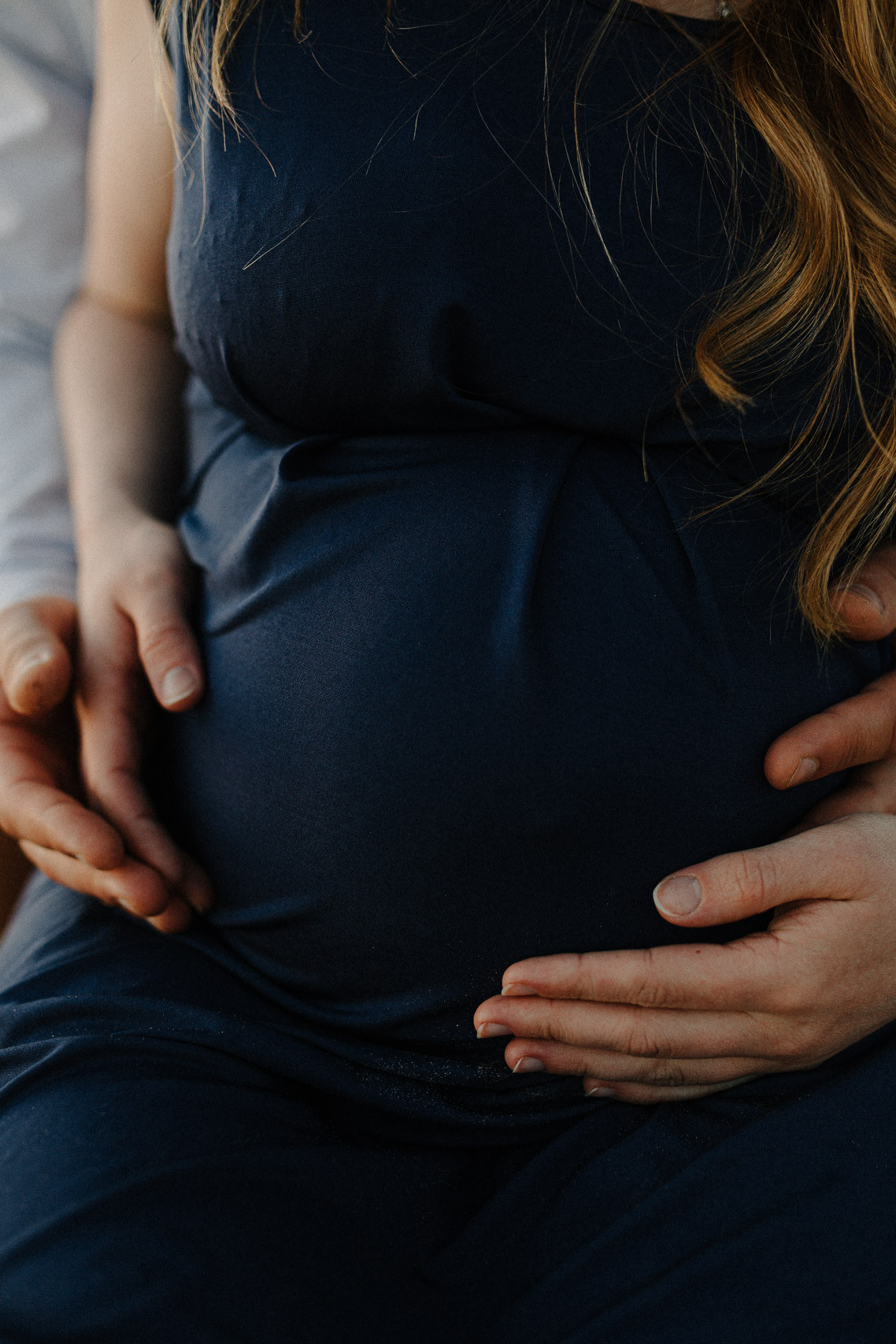 Gaidību fotosesija pie jūras saulrietā