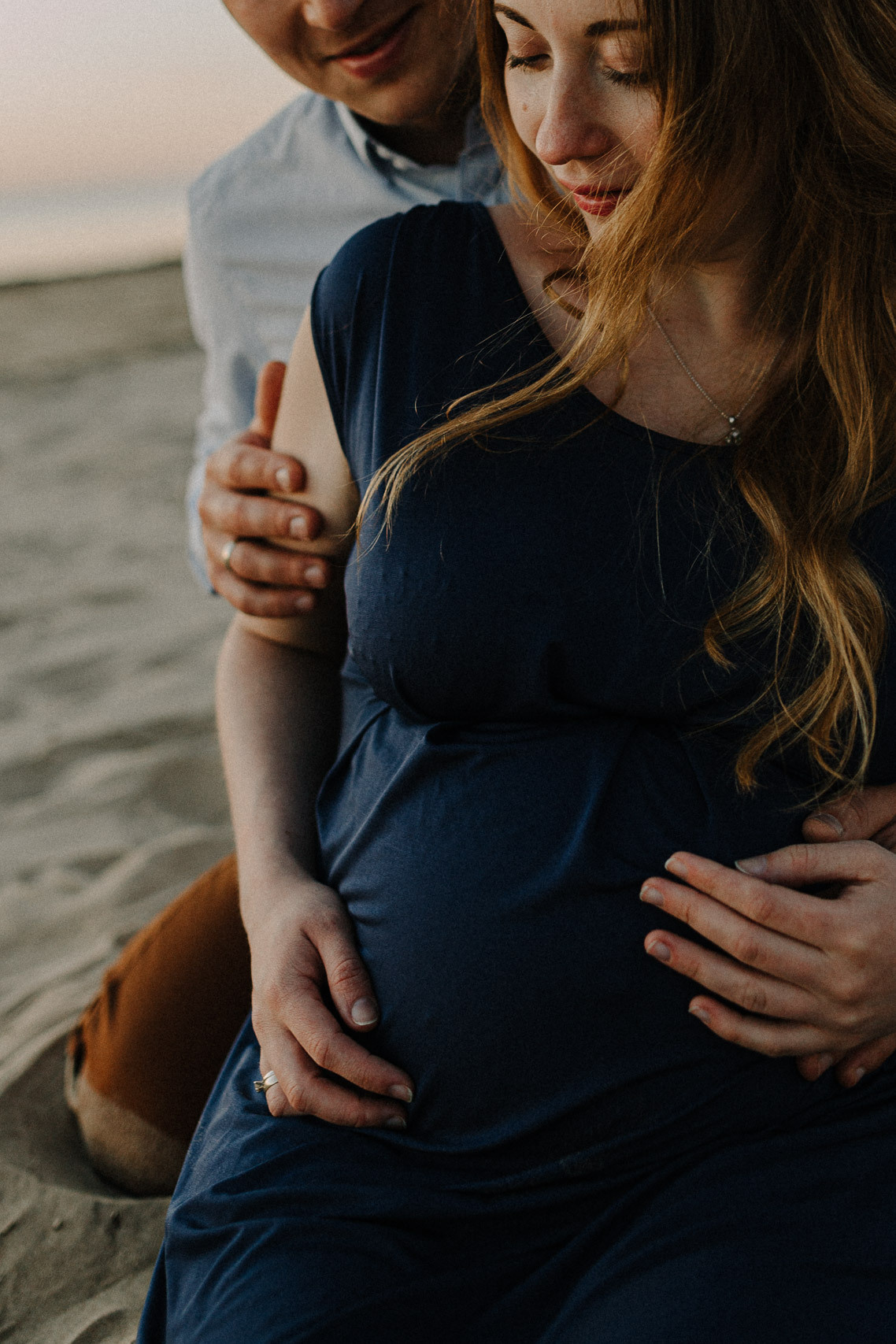 Gaidību fotosesija pie jūras saulrietā