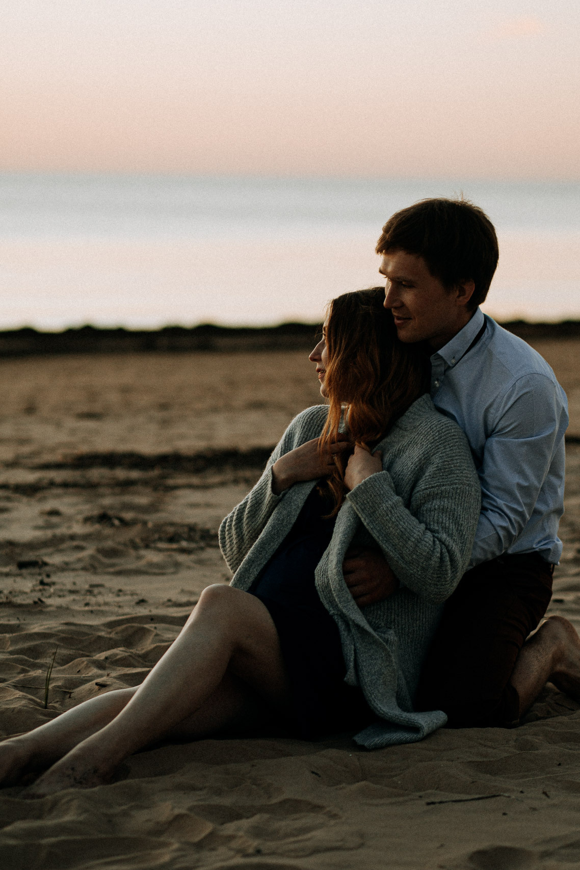 Gaidību fotosesija pie jūras saulrietā