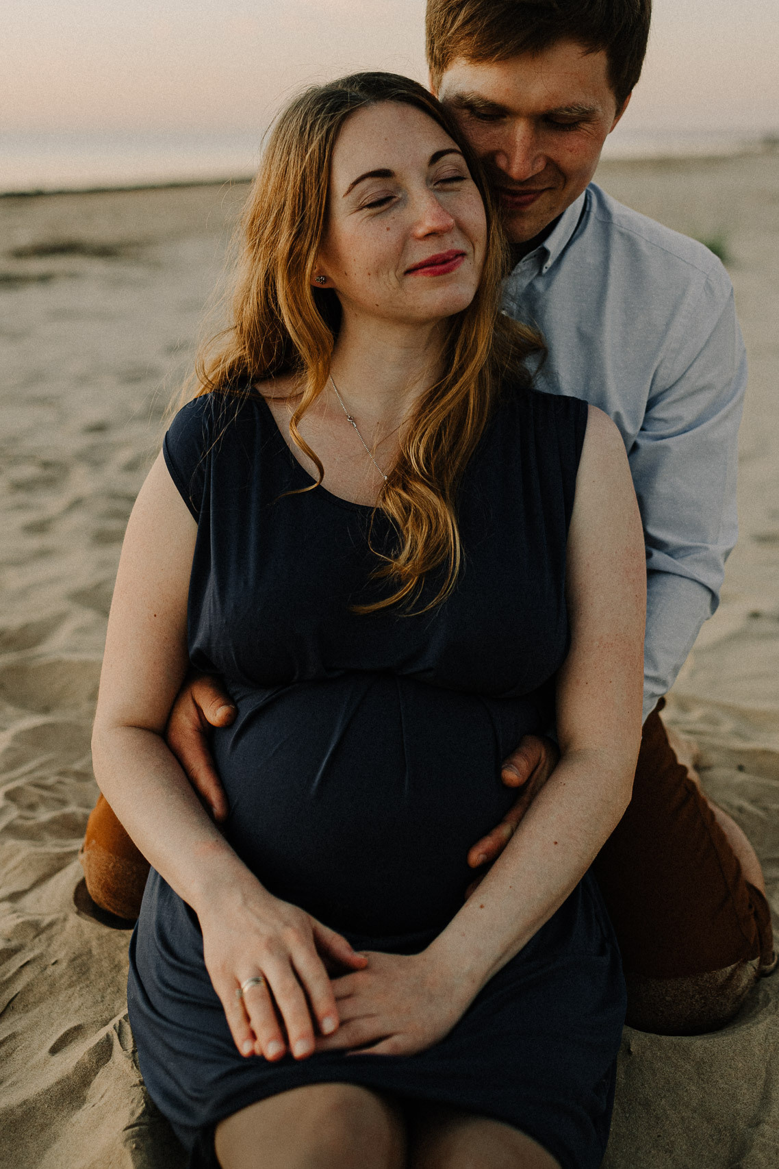 Gaidību fotosesija pie jūras saulrietā