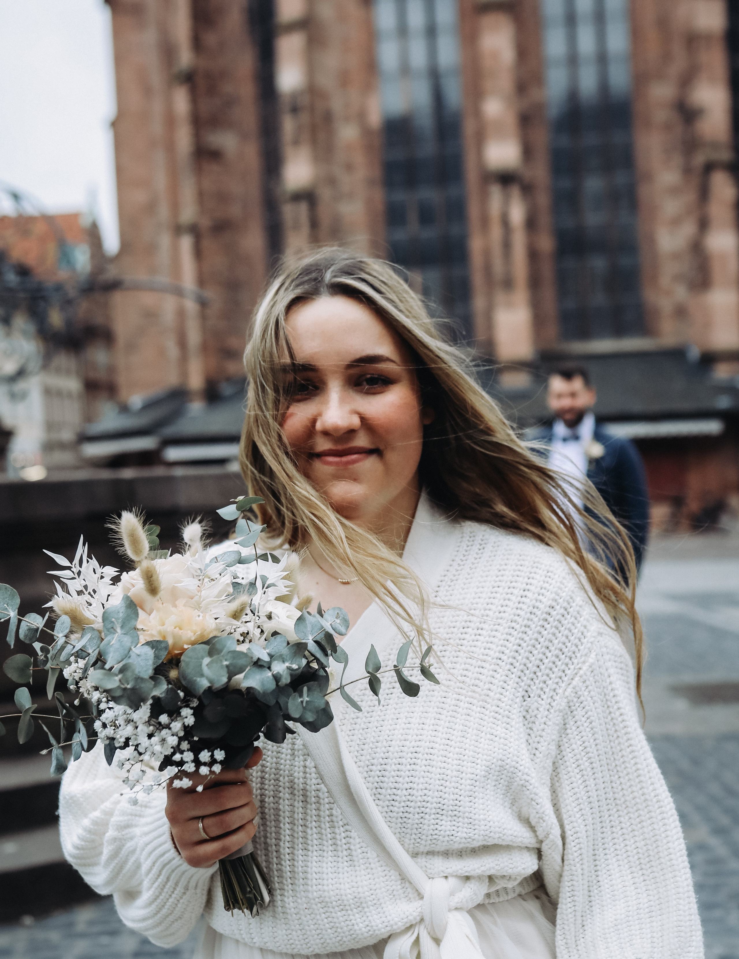 Glücklicher Auszug aus dem Standesamt Heidelberg – authentische Hochzeitsfotos mit natürlichem Licht