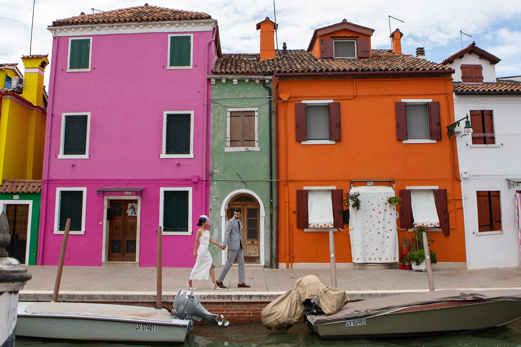 A Burano Wedding Guide: Photoshoot Among the Rainbow Houses of Venice. Фотограф в Венеции. Семейная фотосессия в Венеции, портретная фотосессия в Венеции, свадебная фотосессия в Венеции Юлия Миро