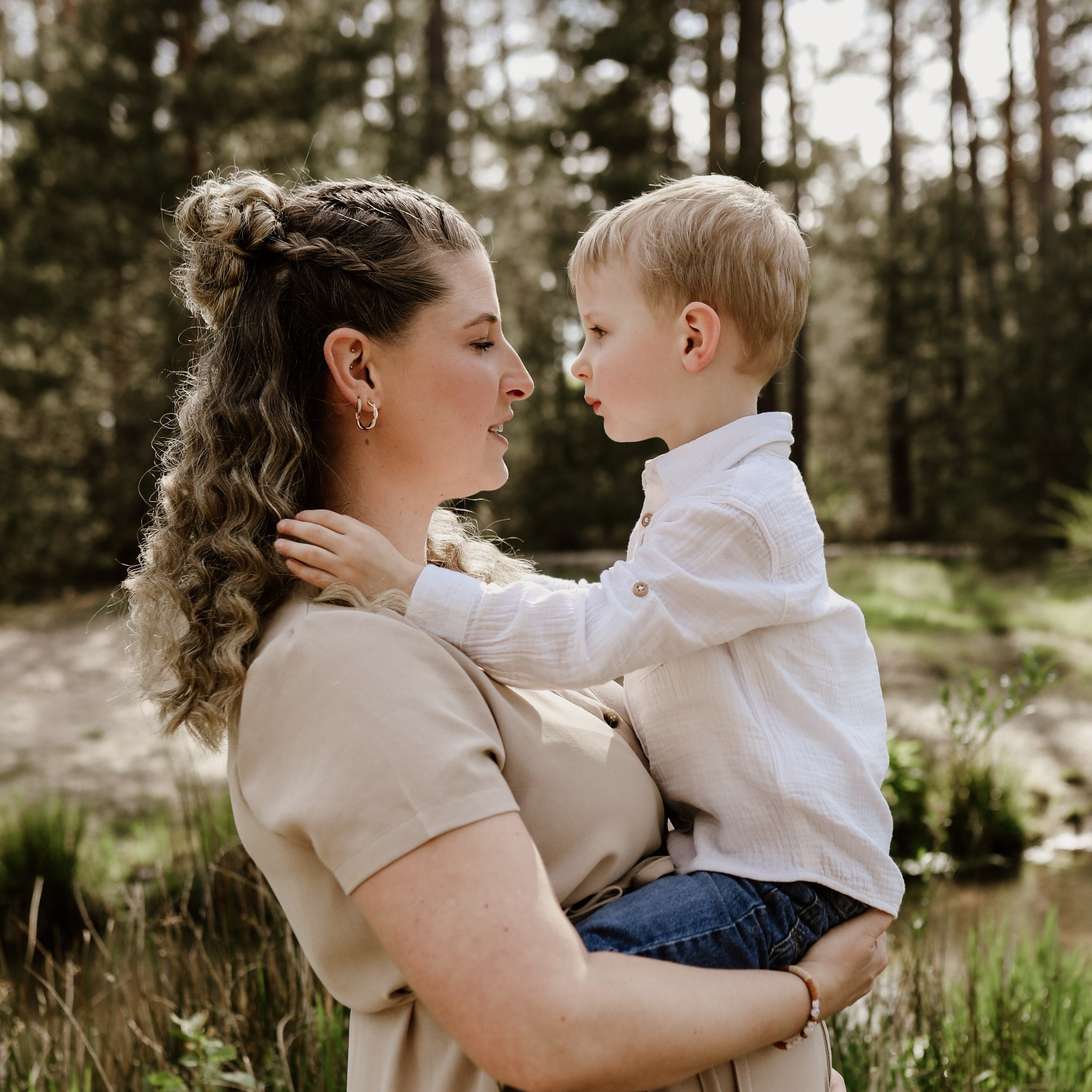 „Zeitlose Kindergartenfotografie in Speyer – lachende Kinder beim Spielen im Garten“