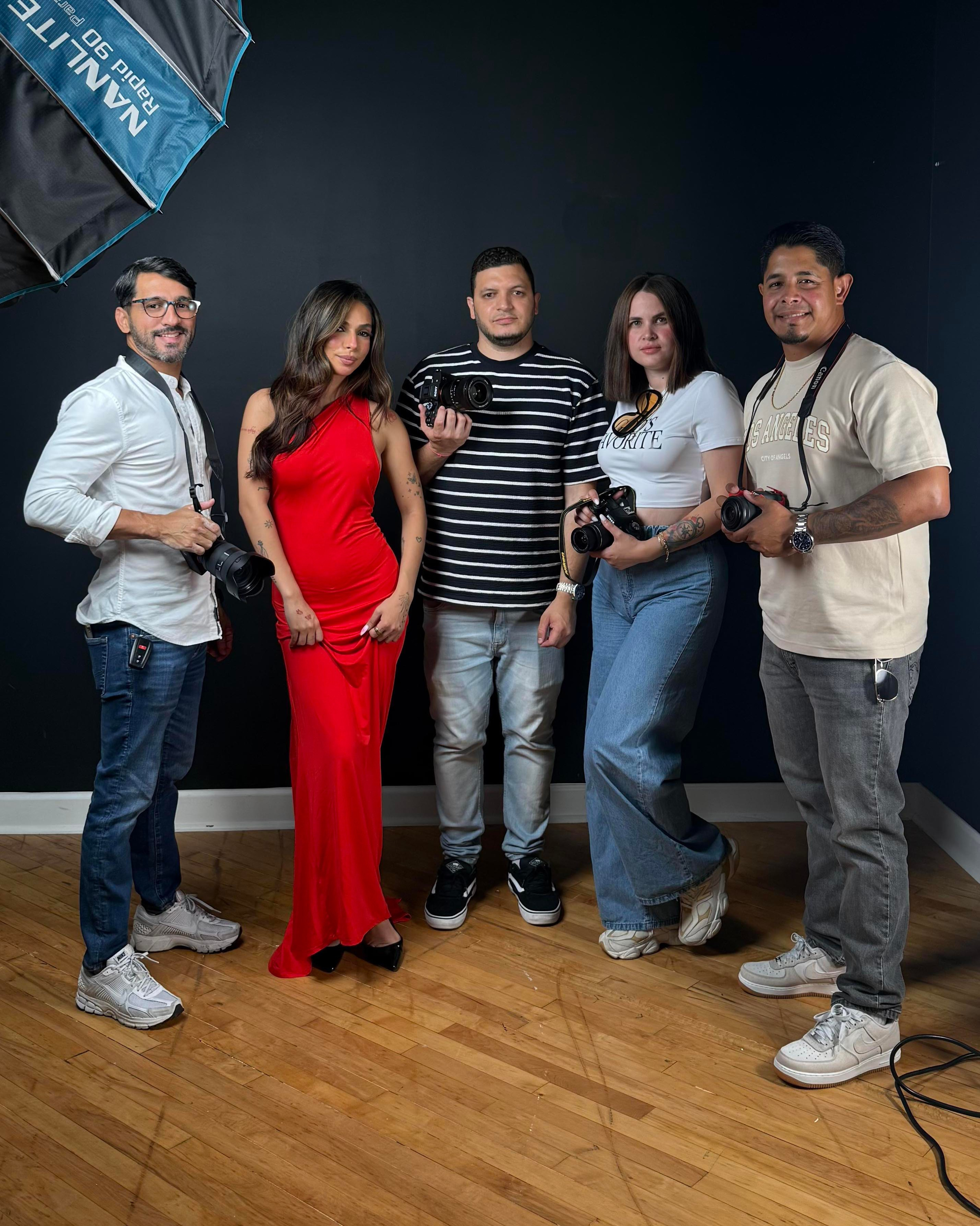 Wilker Mata junto a sus alumnos durante el workshop de fotografía Fotocromáticos en Chicago.