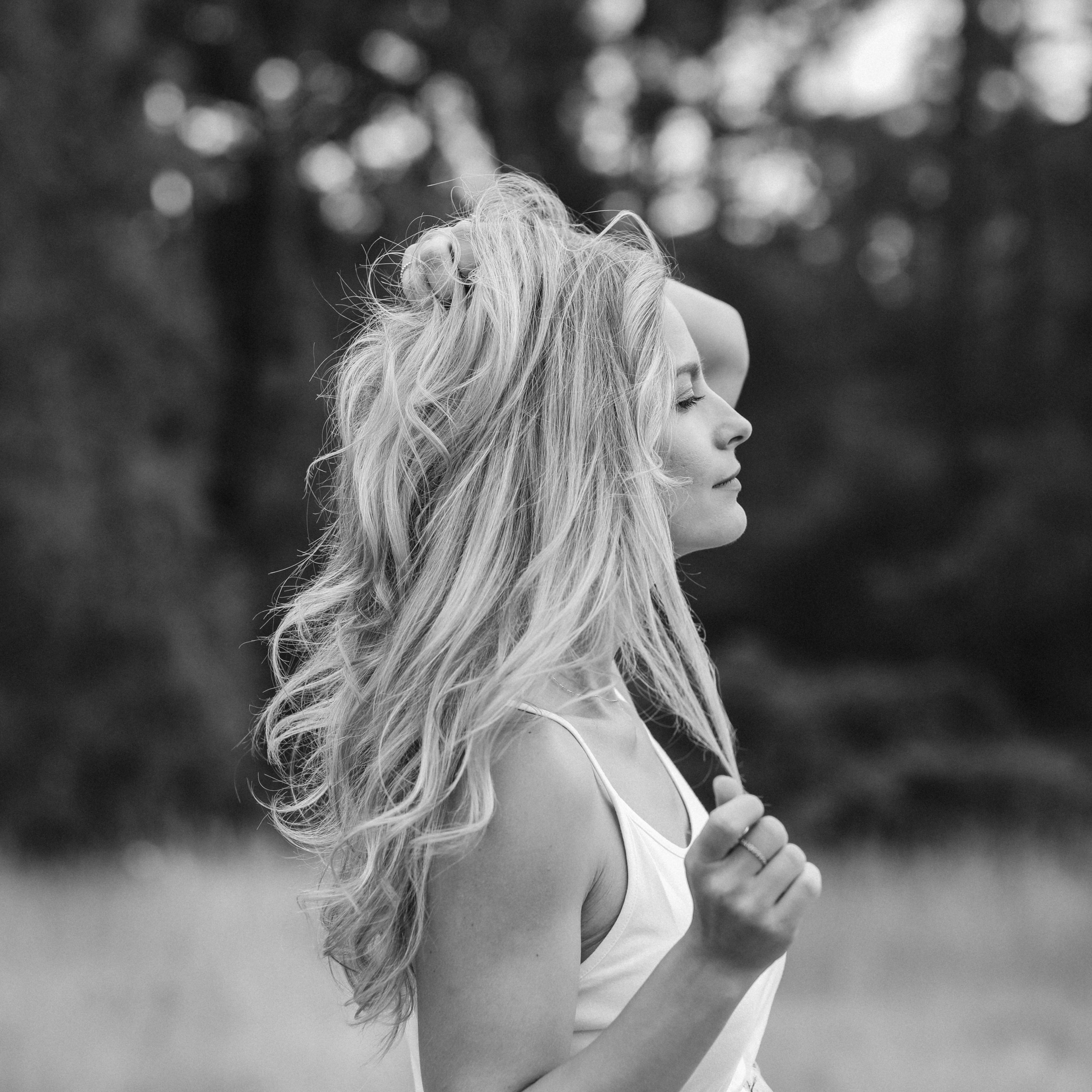 Authentisches Familienfotoshooting im eigenen Zuhause bei Speyer – liebevolle Eltern mit Baby