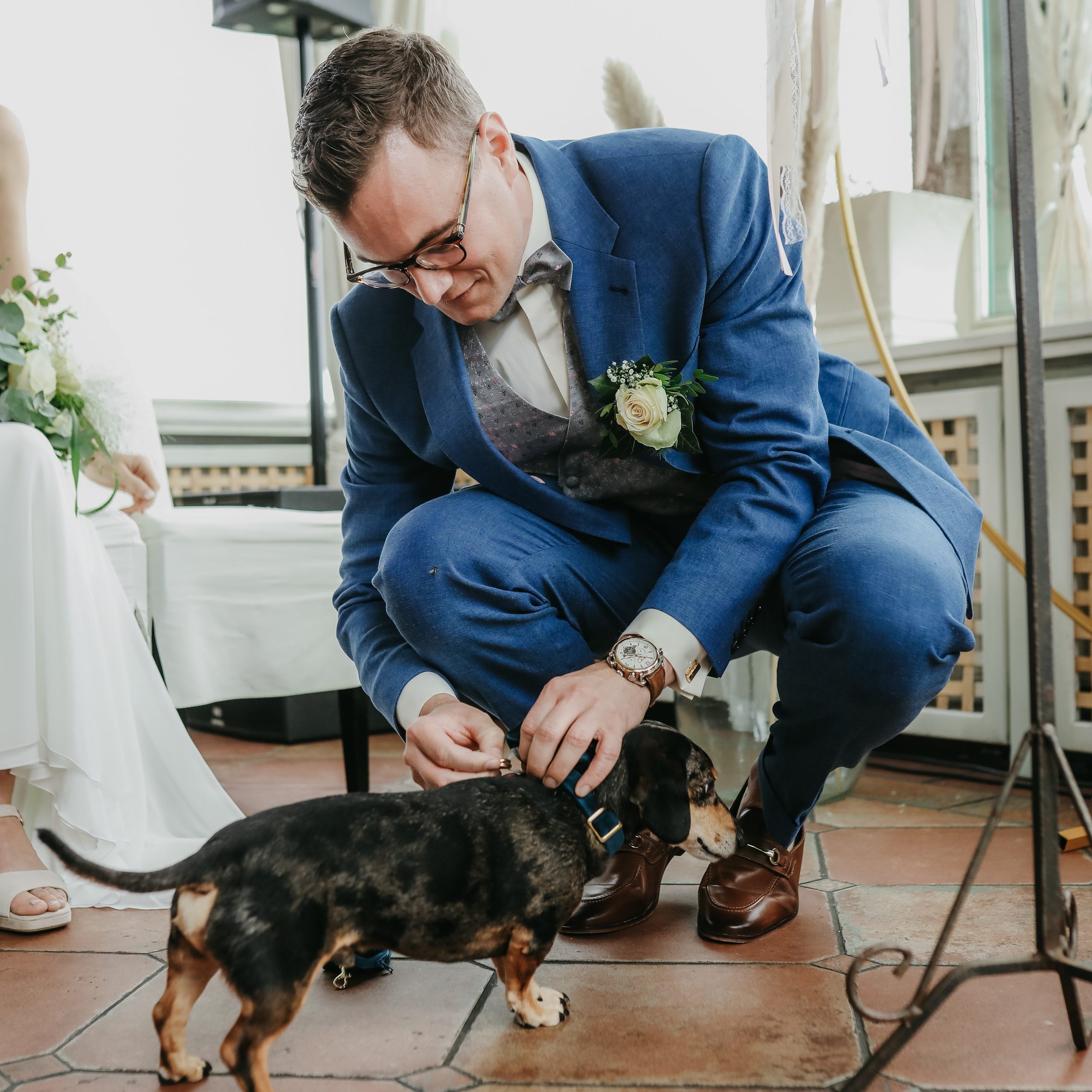 First Look im Park von Burg Schwarzenstein – moderne Hochzeitsfotografie Frankfurt und Rheingau