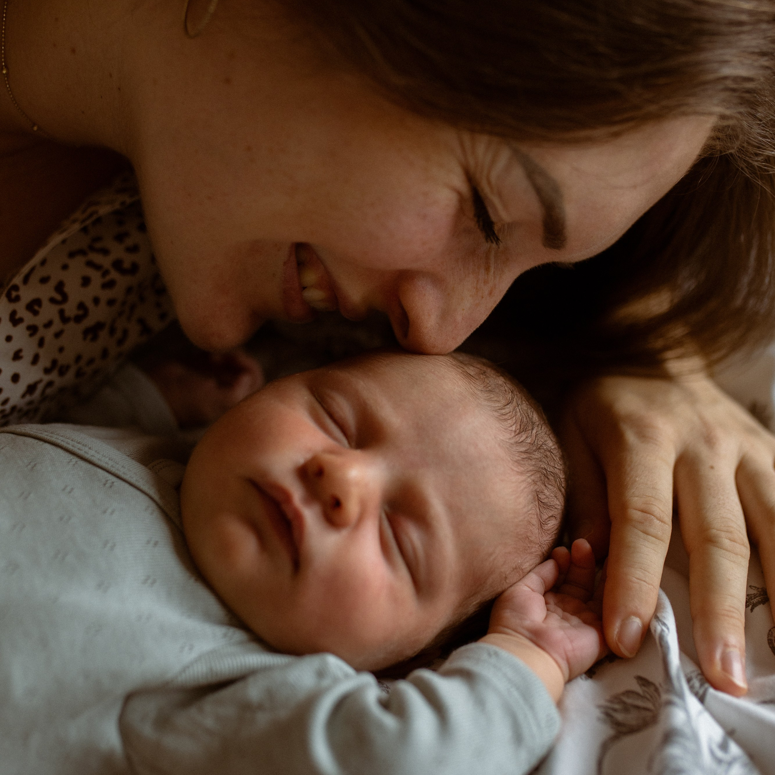 Newborn Fotoshooting zuhause in der Pfalz – liebevolle Homestory Fotografie mit Baby