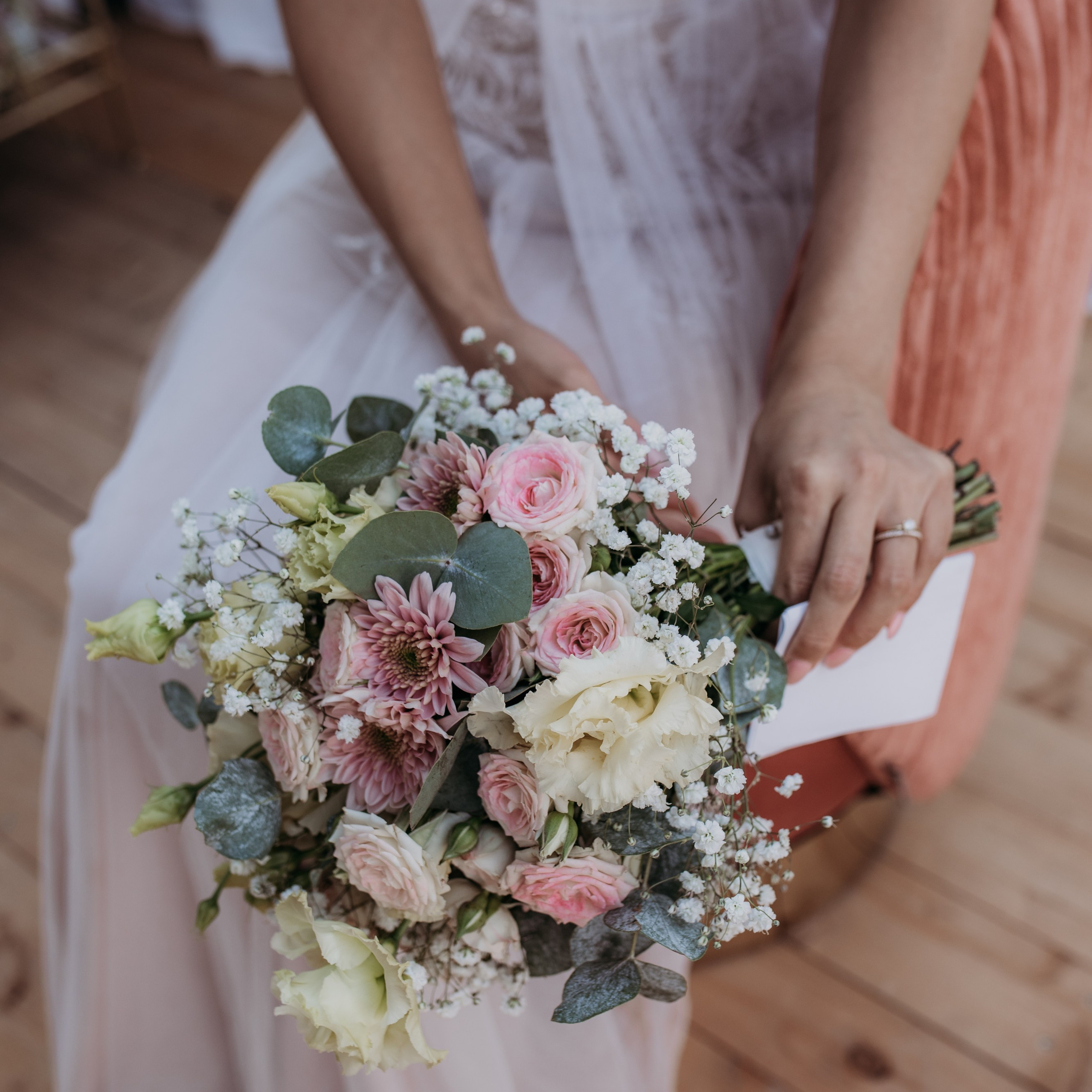 Mediterrane Hochzeitsdekoration mit Olivenzweigen im Morrhof