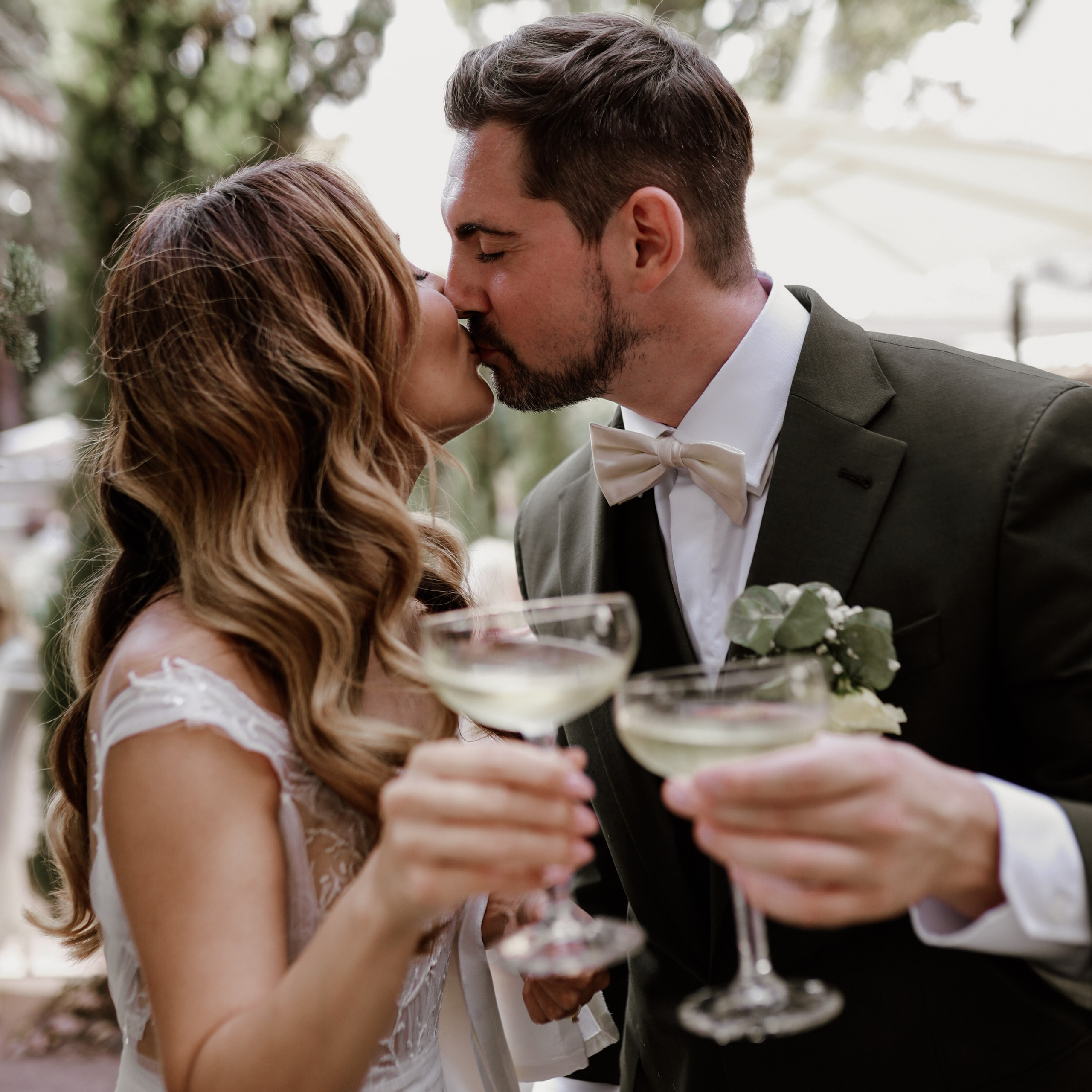 Braut und Bräutigam beim Spaziergang durch die Piazza Toscana im Morrhof