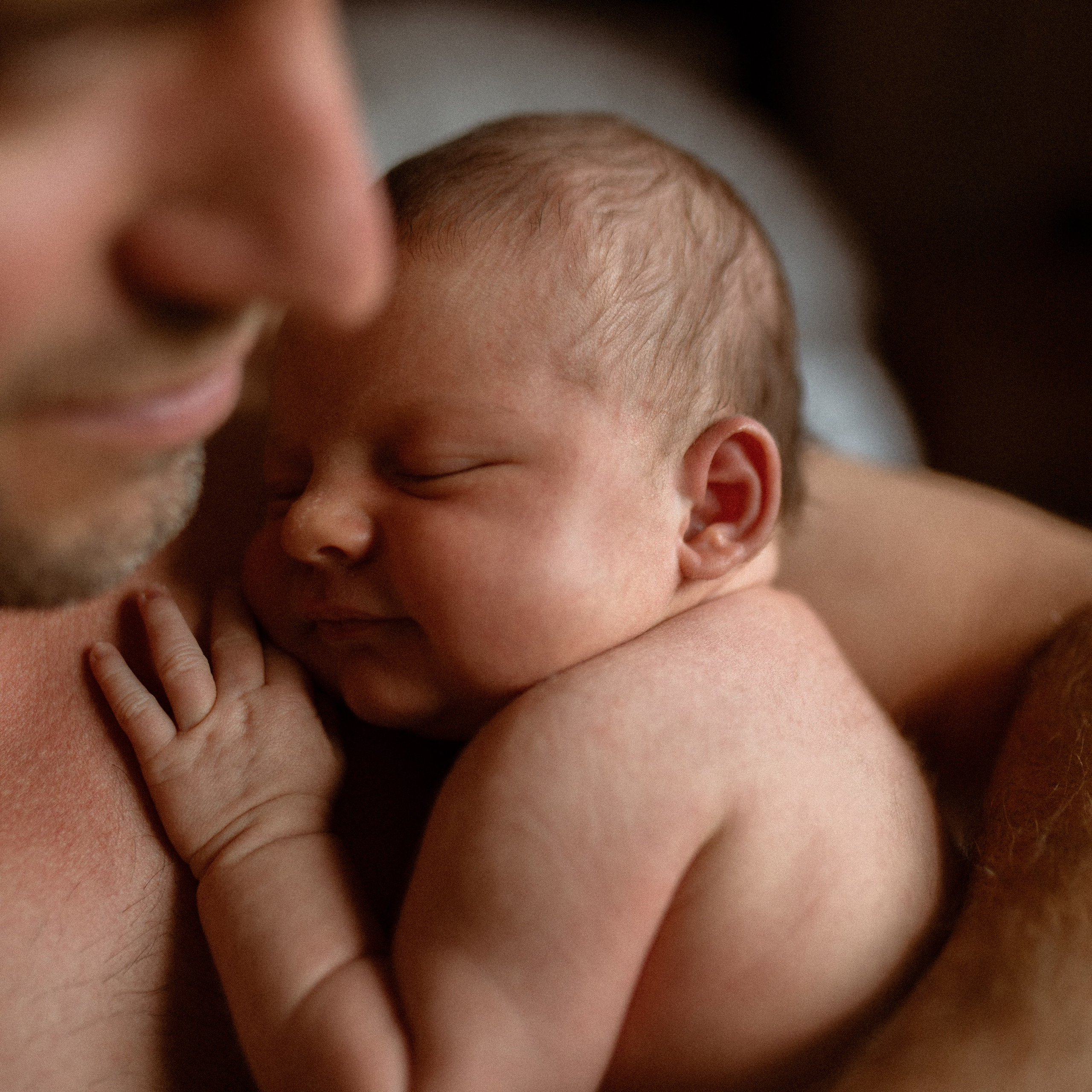 Newborn Homestory Fotoshooting Mannheim – entspanntes Fotoshooting mit Neugeborenem