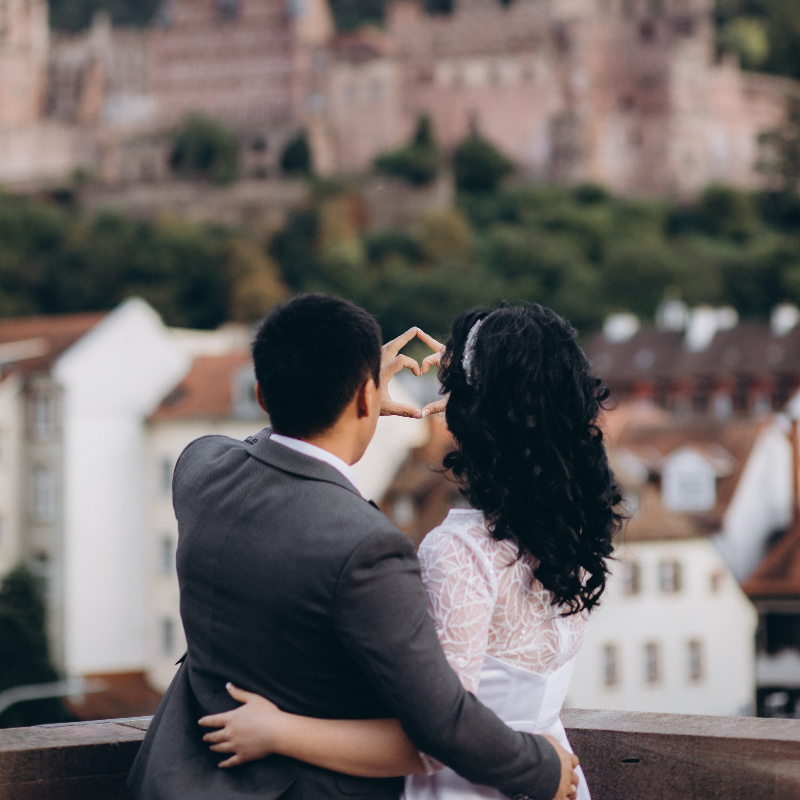 „Zeitlose Kindergartenfotografie in Speyer – lachende Kinder beim Spielen im Garten“