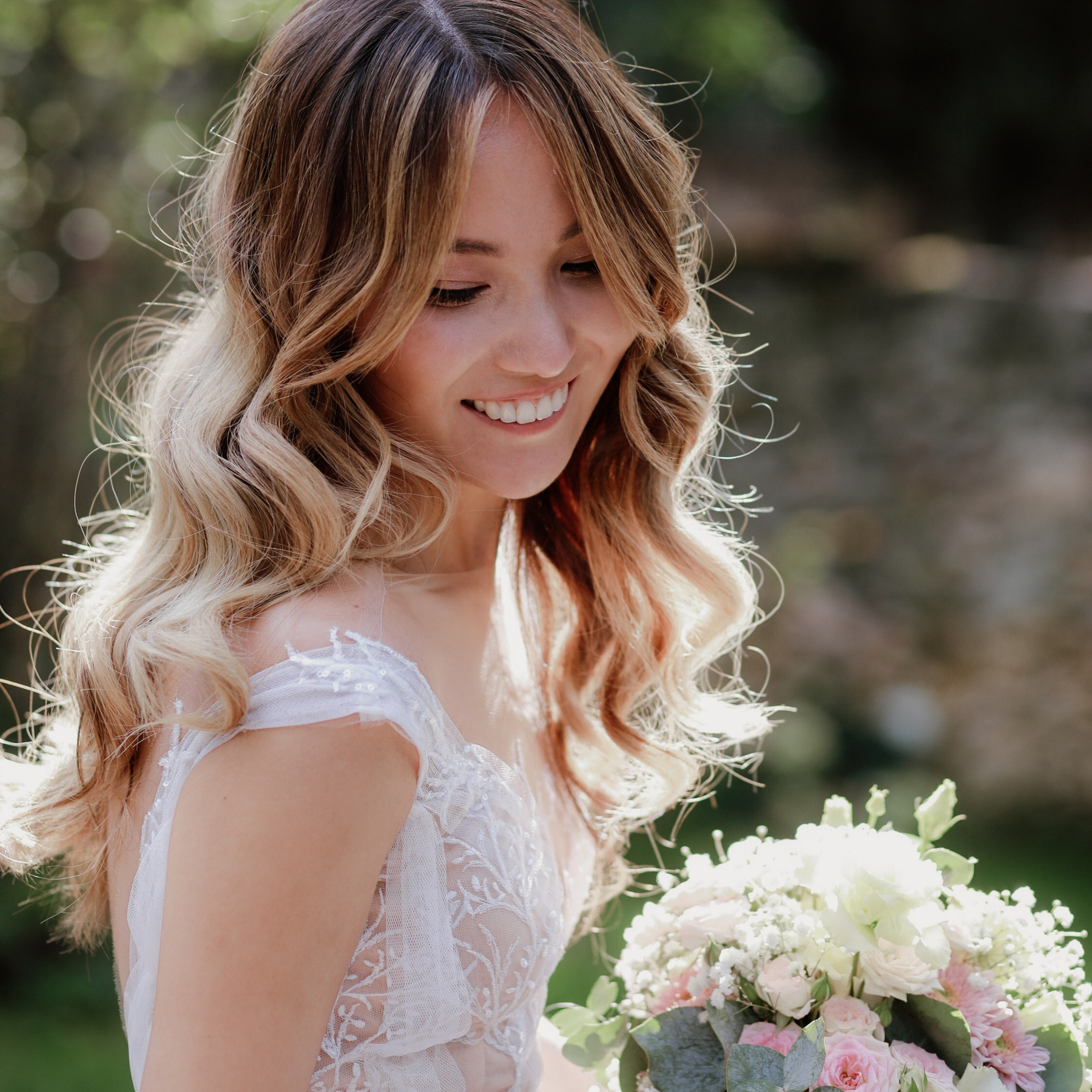 Brautpaar im mediterranen Innenhof des Morrhof – romantische Hochzeitsfotos in der Pfalz