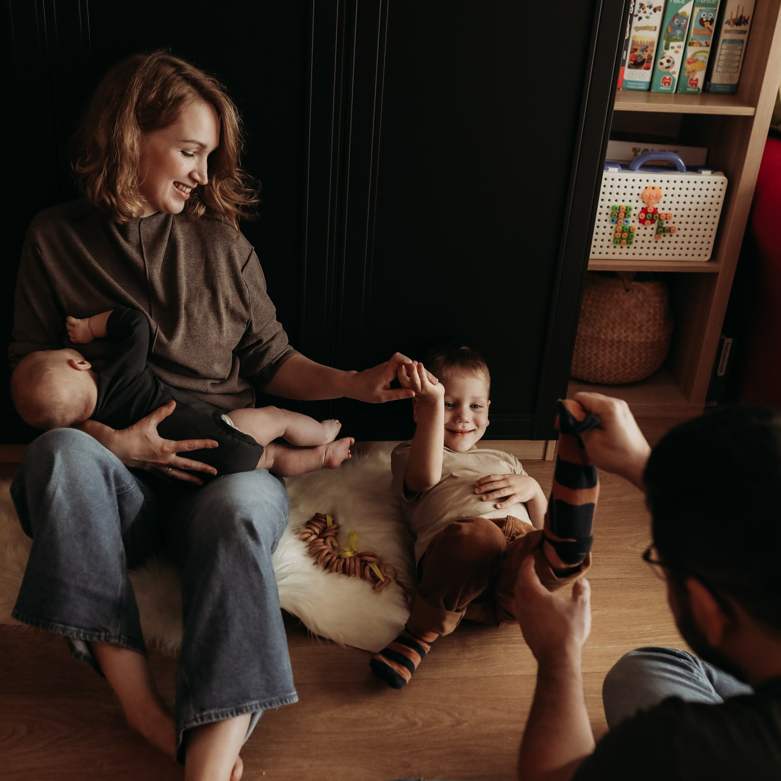 Indoor Frauen Portrait Fotoshooting – natürliche Lifestyle Fotografie in entspannter Atmosphäre