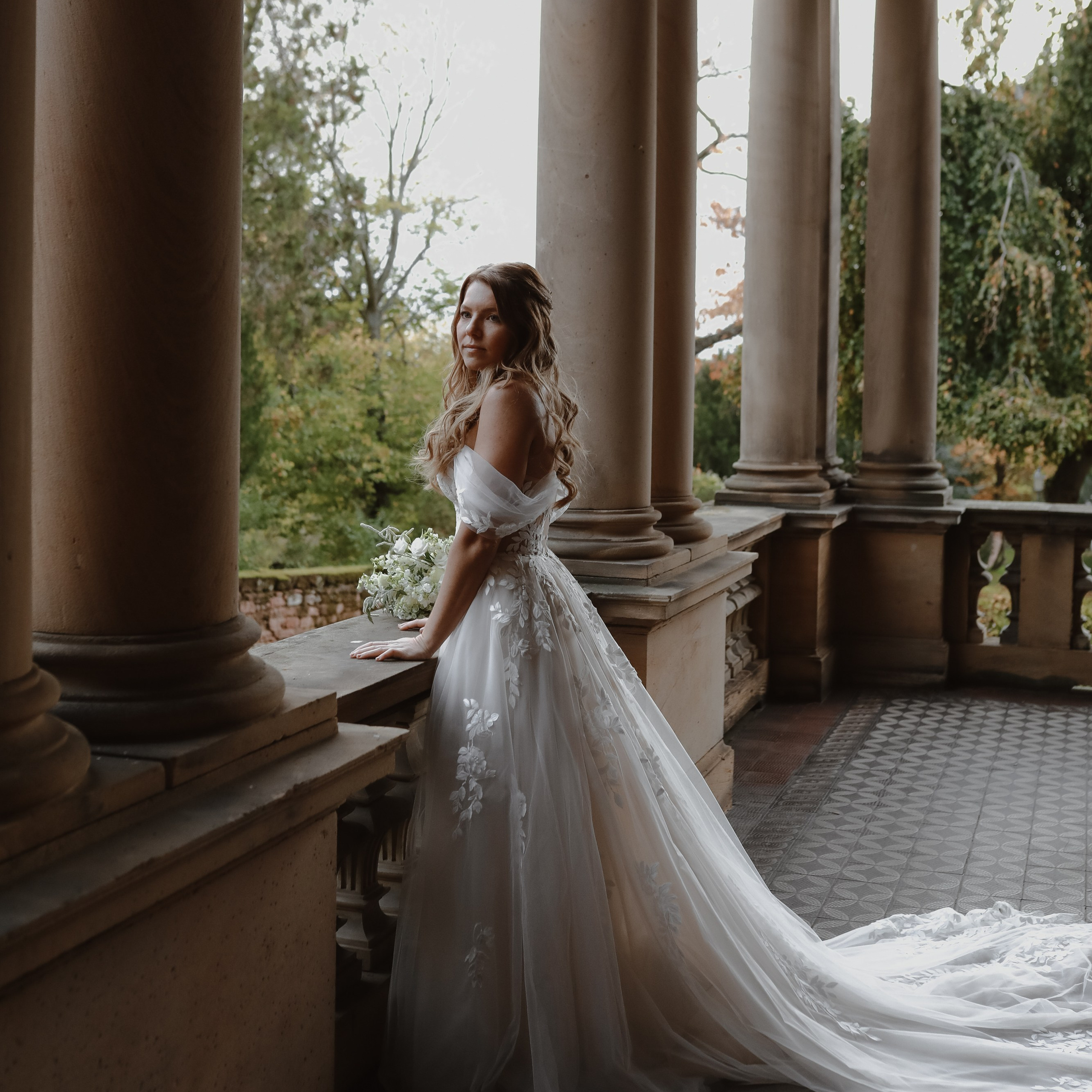 Natürliche Paarfotos im Morrhof mit mediterraner Architektur . Hochzeitsfotograf in der Pfalz - freie Trauung in Neustadt an der Weinstraße