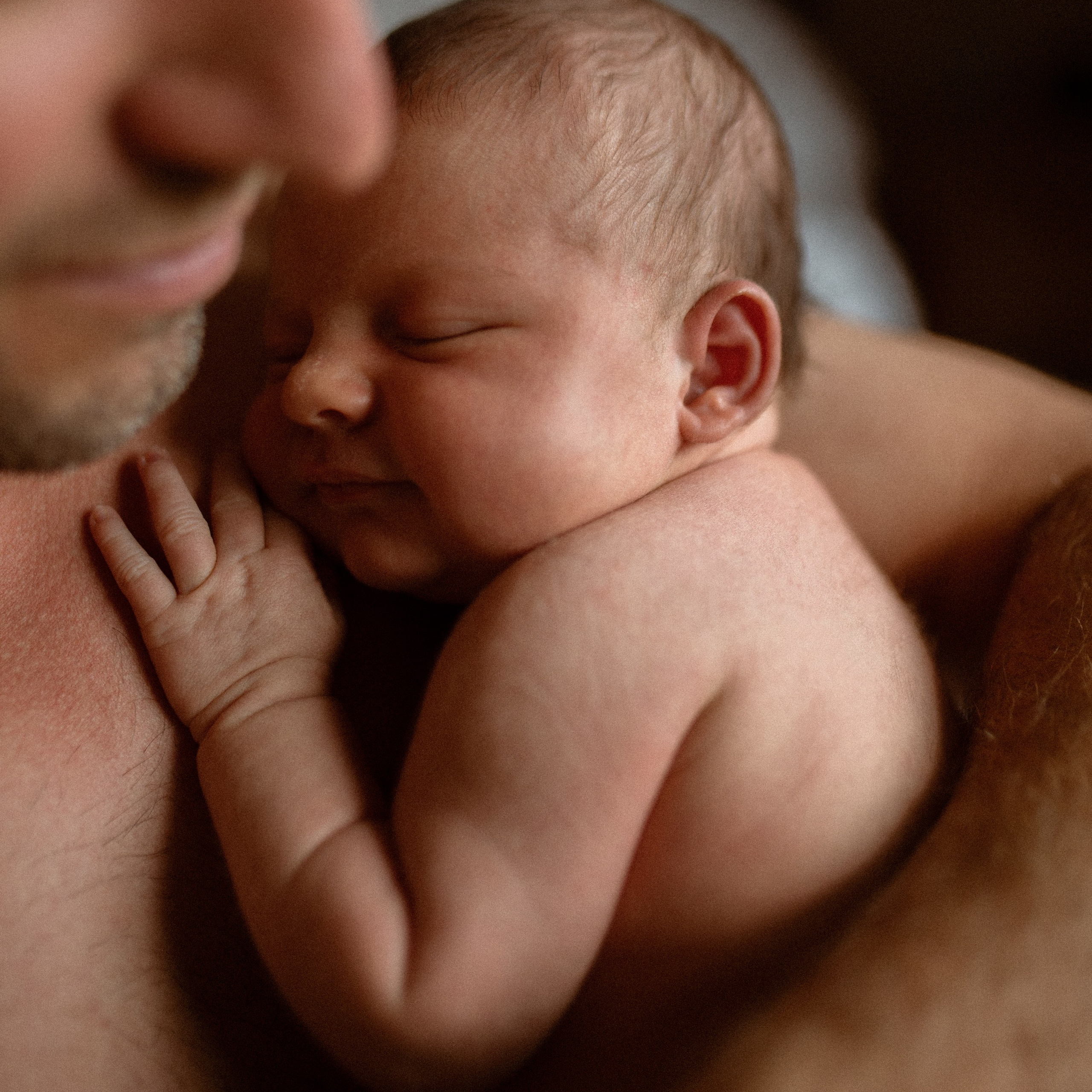 Einfühlsame Kindergartenfotografie – ruhiger Moment eines Kindes in Neustadt