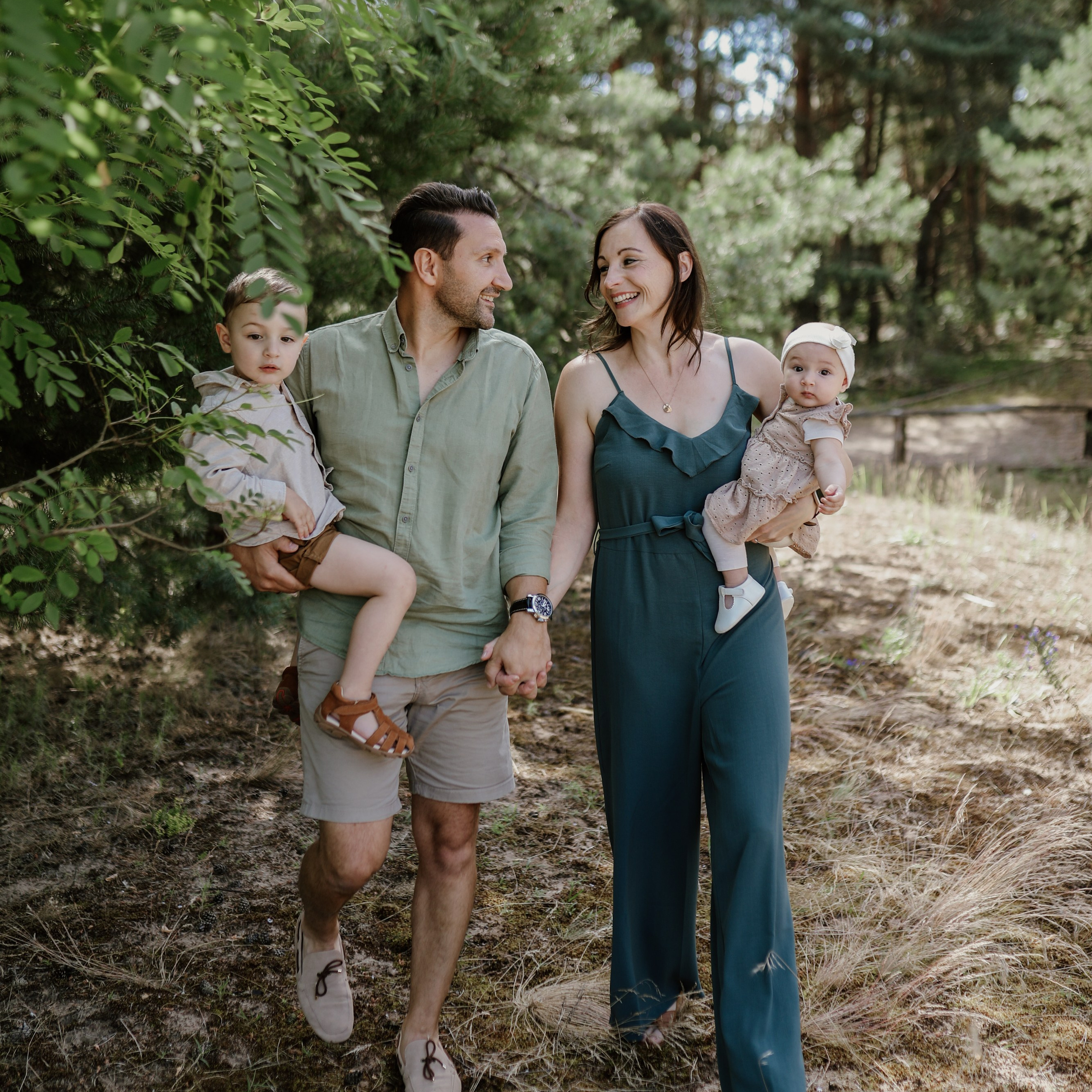 Familien Fotoshooting – natürliche Familienfotografie outdoor