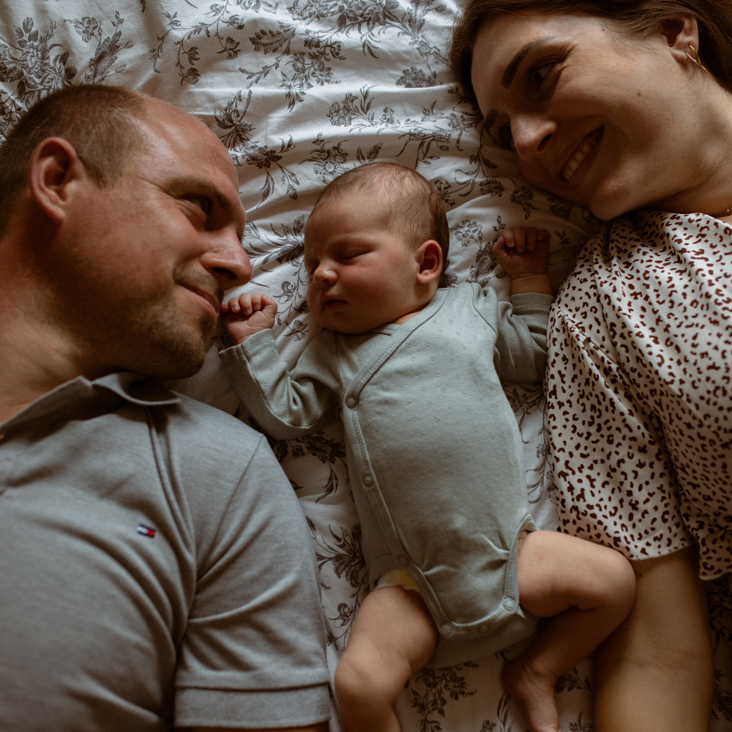Newborn Homestory Fotoshooting Mannheim und in Schwetzingen – entspanntes Fotoshooting mit Neugeborenem