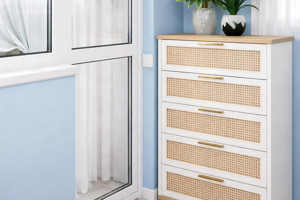 Балкон с современным ремонтом, с установленными пластиковыми окном и дверью.