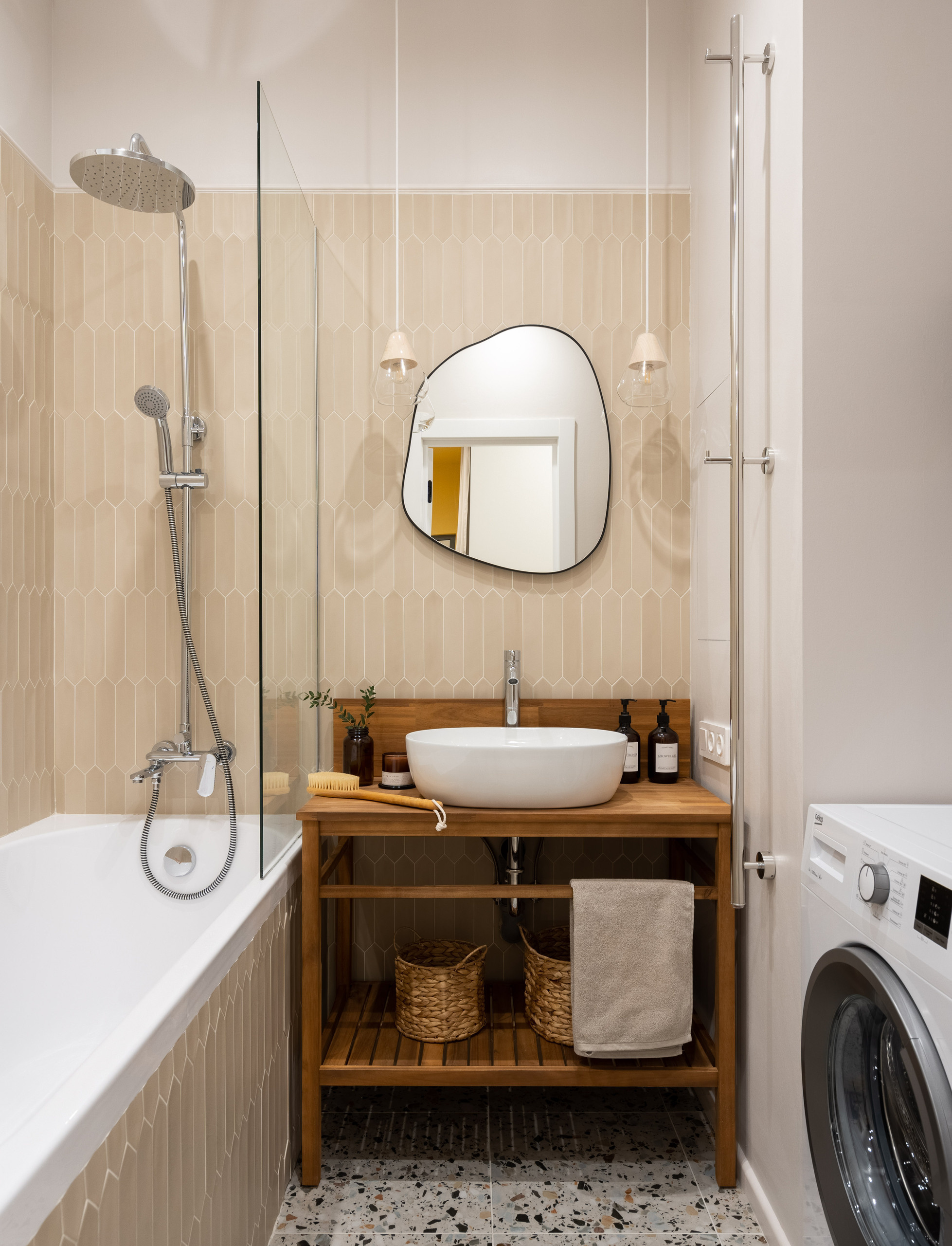 Ванная комната в стиле ретро с ванной, раковиной, унитазом и стиральной машиной.