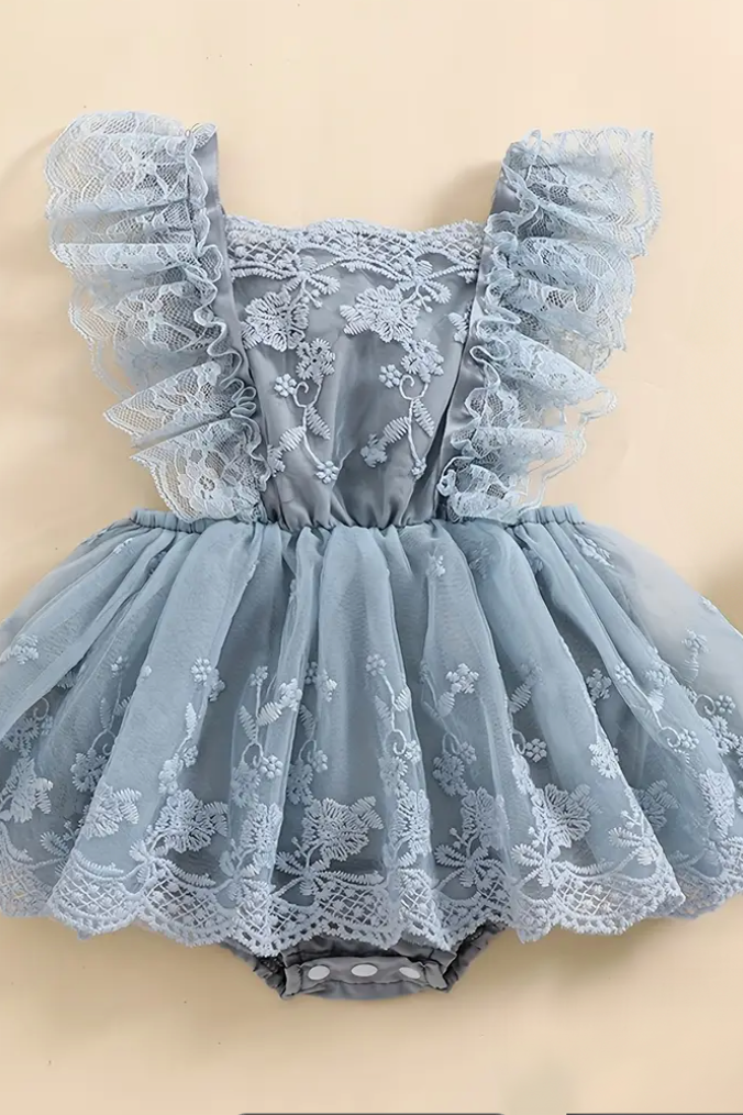 Cake smash outfits for girls. Newborn and family photographer. Hills District. Sydney