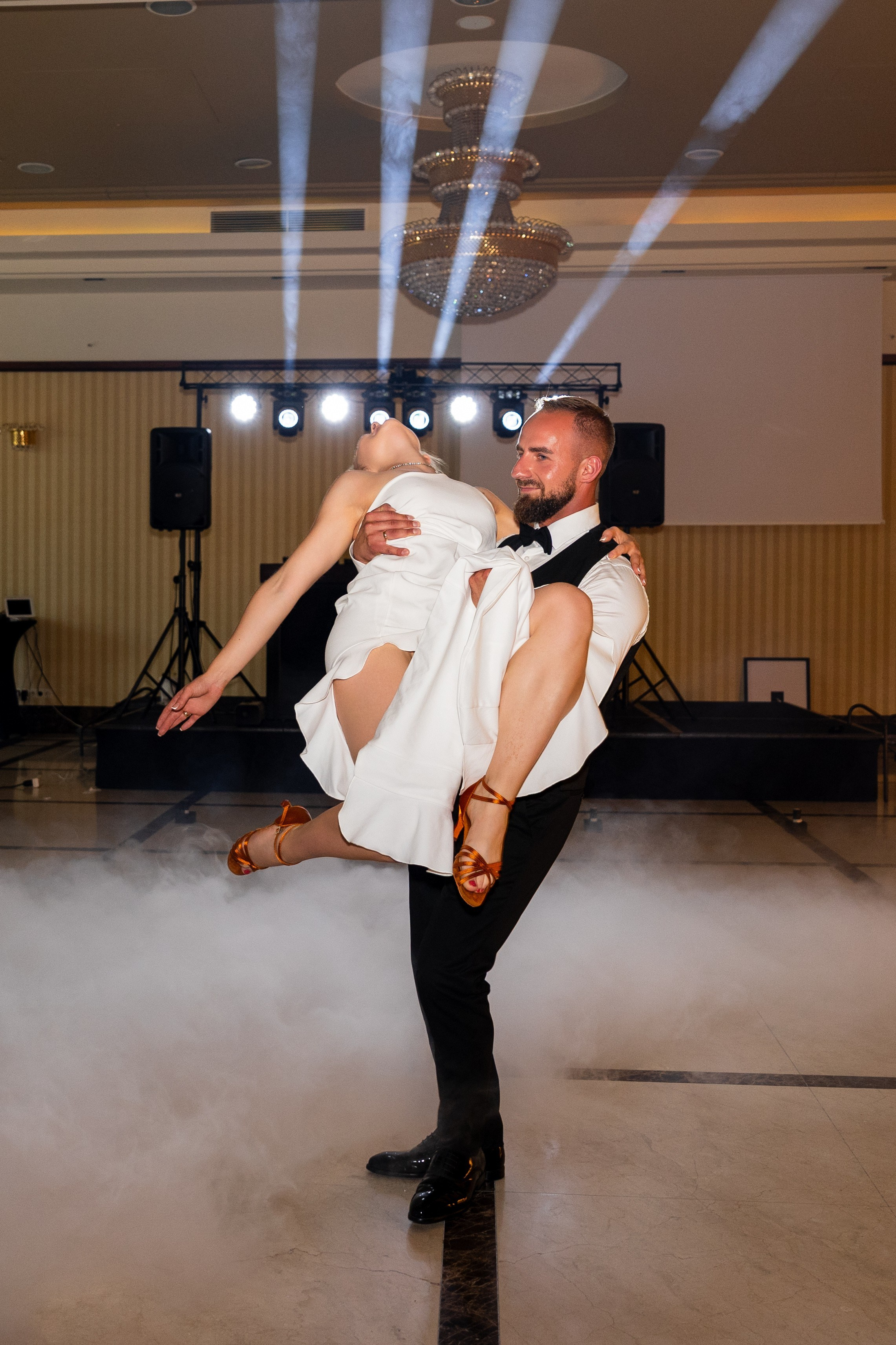 Para Młoda podczas pierwszego tańca w Haston City Hotel