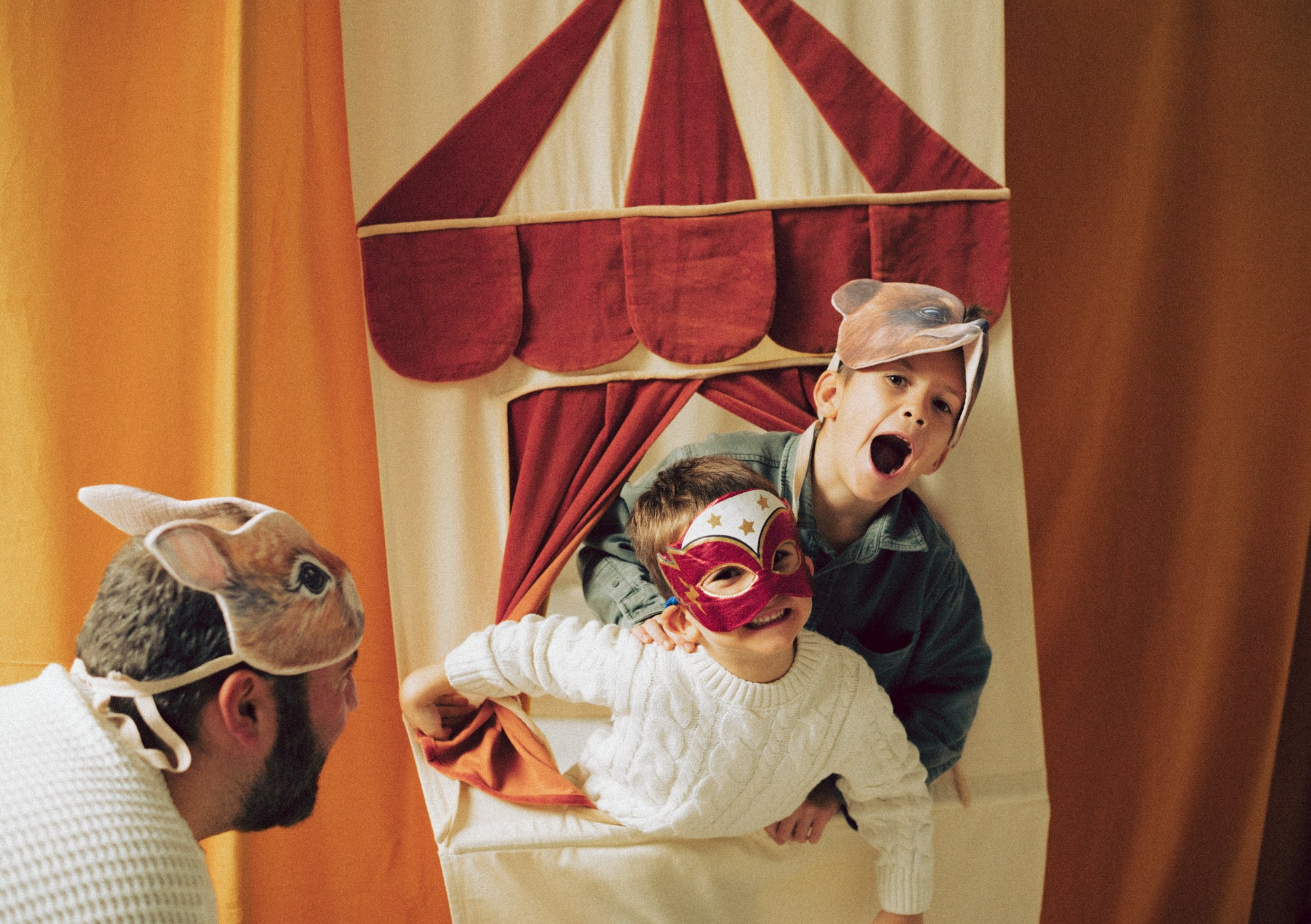 servizio fotografico natalizio famiglia, teatrino delle ombre, gioco creativo bambini, atmosfera intima natalizia, luce calda inverno, fotografia di famiglia creativa, racconti di Natale, connessione genitori figli, pupazzi fatti a mano, anastasiia buchinskaia photographer, anamilanofoto, servizio natale milano, fotografo sessione natalizia milano, migliore sessione fotografica natalizia