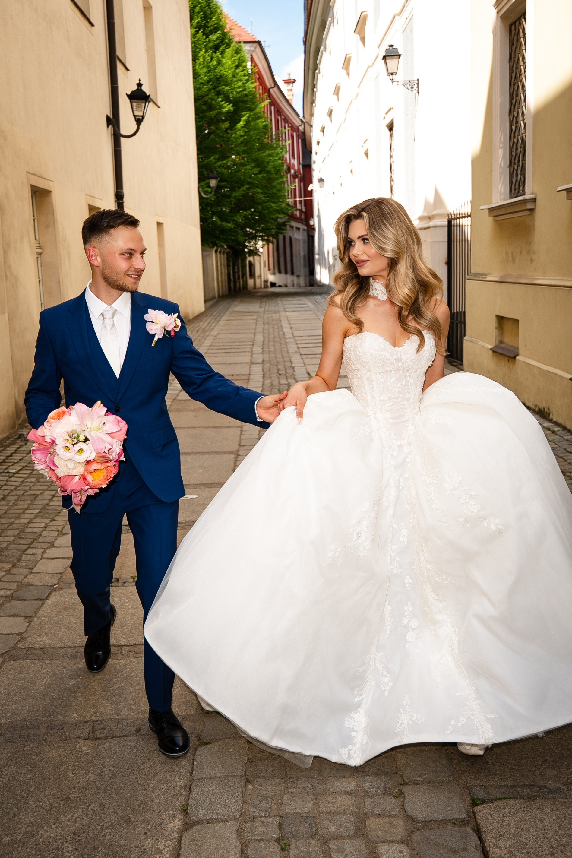 Jan i Ewa: Reportaż ślubny w Mercure Wrocław Centrum, kościele i studio fotograficznym. SL Wedding Photo — Editorial, Elegant & Timeless Wedding Photography in Poland and Across Europe