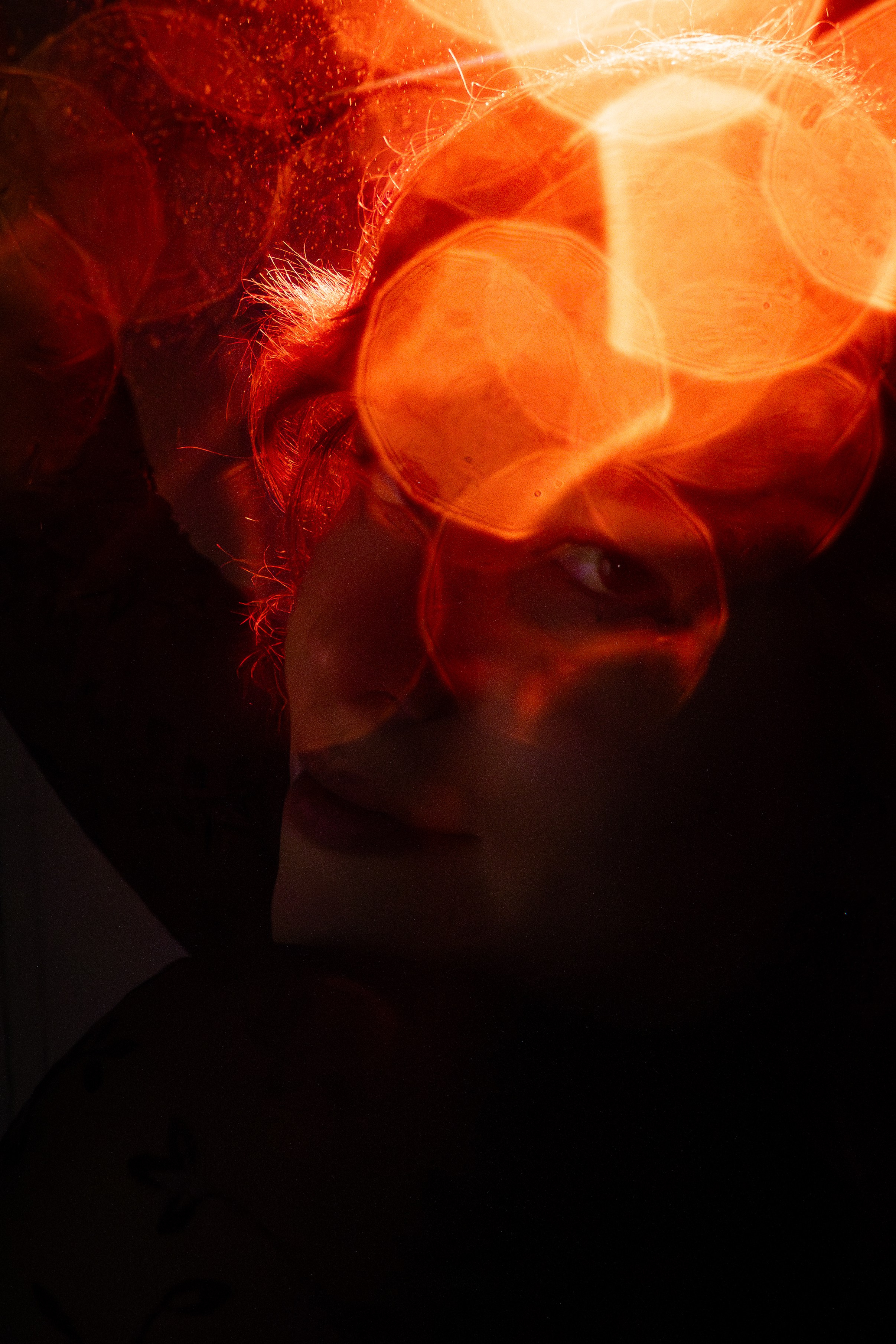 Portrait artistique réalisé avec des effets de lumière orange.